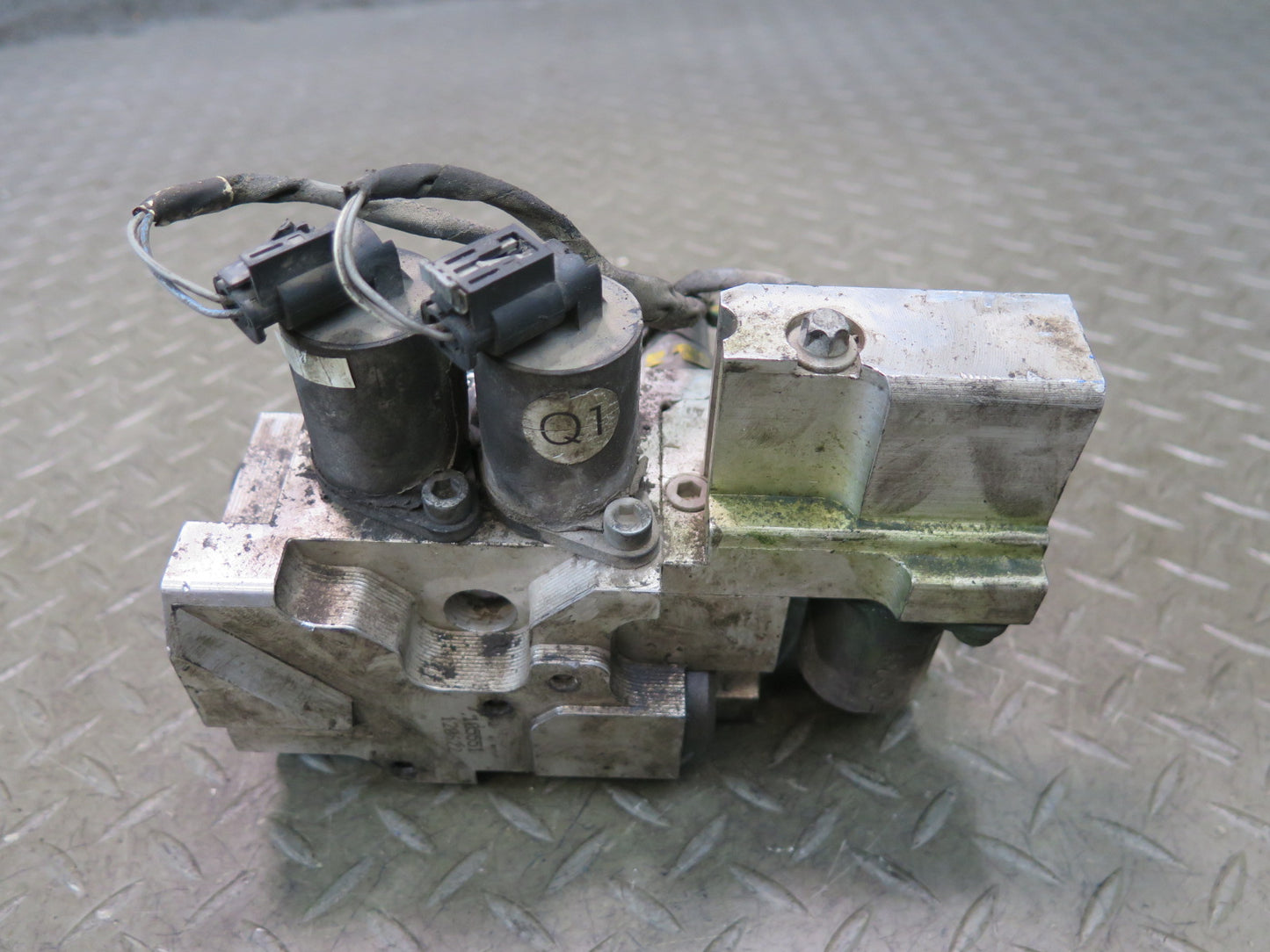 2012-2015 Mercedes X166 W166 Ml-class Front Hydraulic Suspension Control Valve