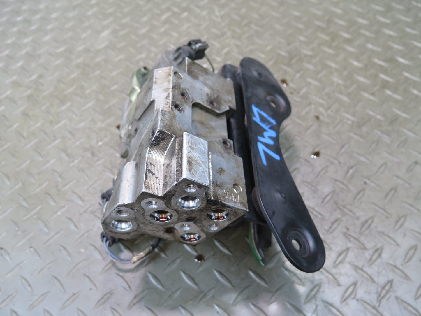 2012-2015 Mercedes X166 W166 Ml-class Front Hydraulic Suspension Control Valve