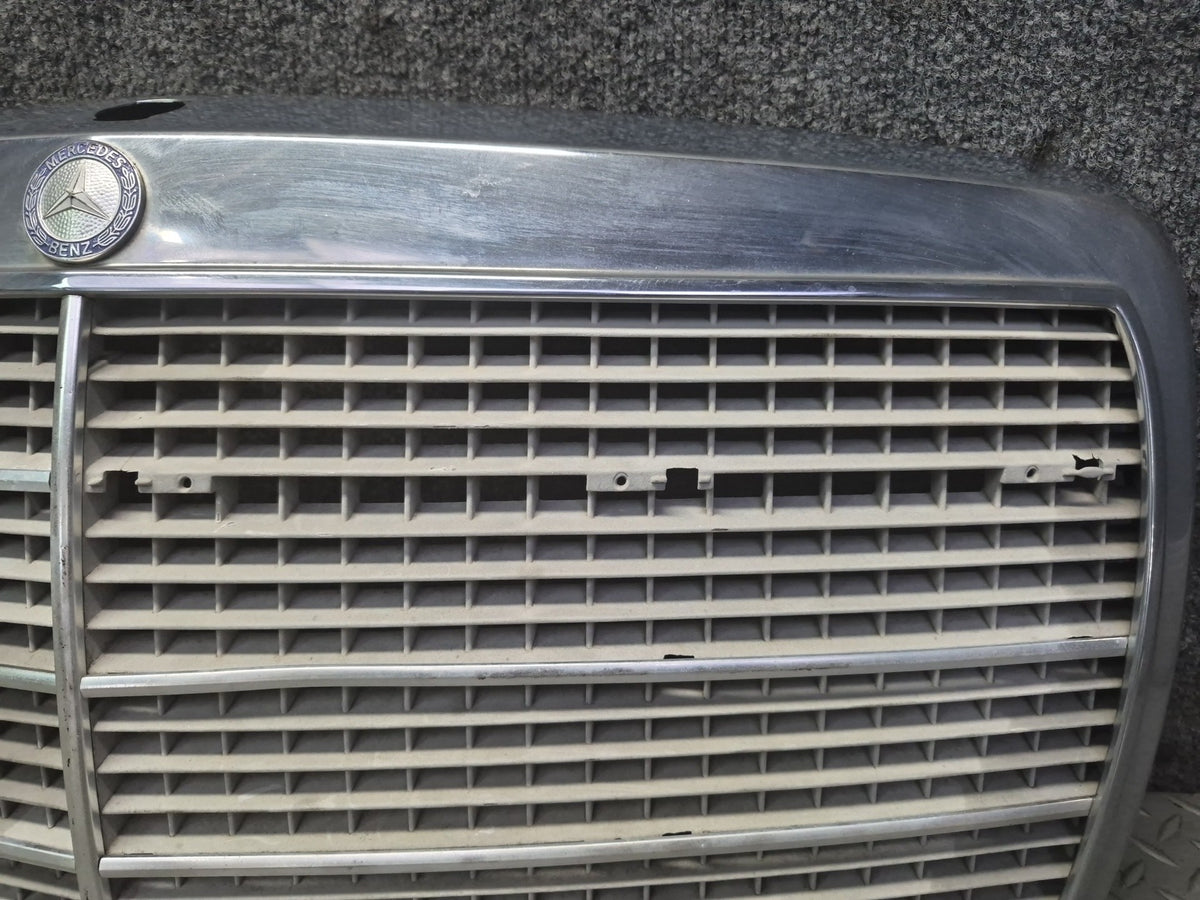 86-91 Mercedes W126 560SEL Front Hood Upper Chrome Grille Damaged