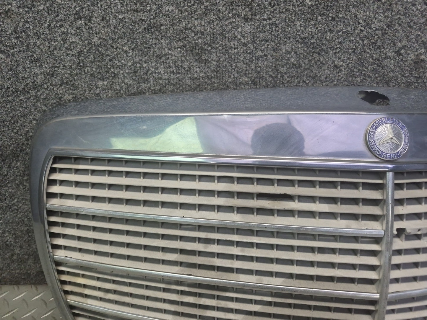 86-91 Mercedes W126 560SEL Front Hood Upper Chrome Grille Damaged