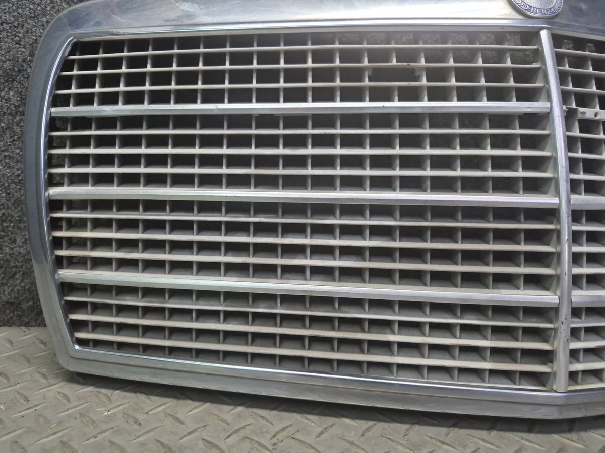 86-91 Mercedes W126 560SEL Front Hood Upper Chrome Grille Damaged