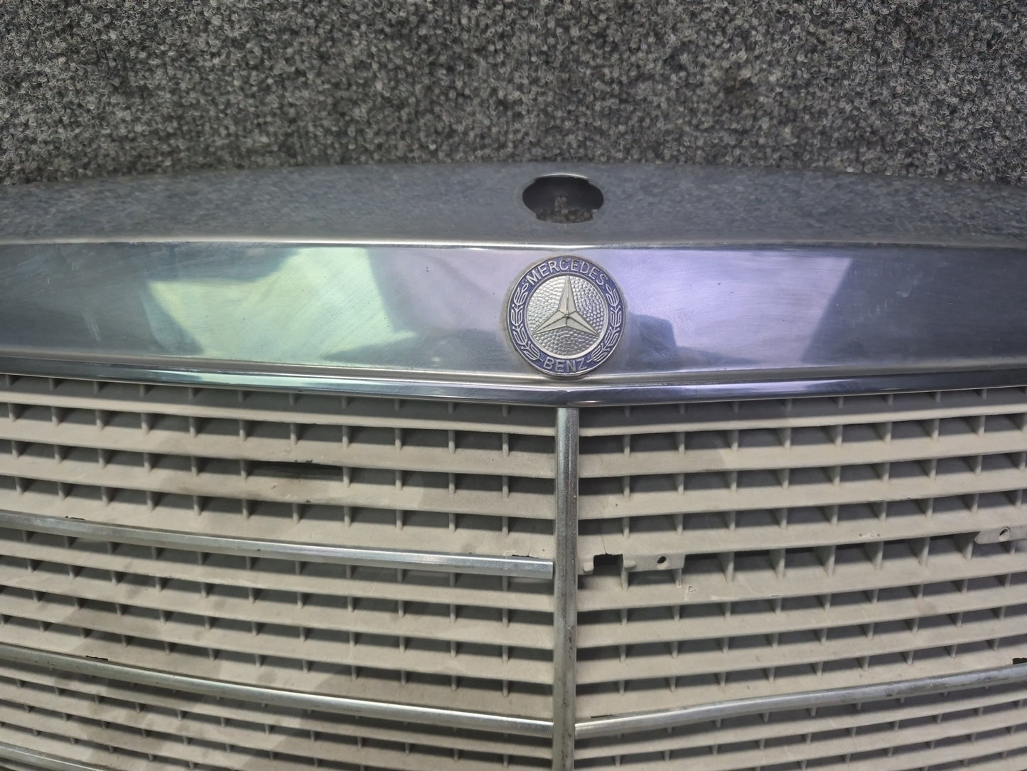 86-91 Mercedes W126 560SEL Front Hood Upper Chrome Grille Damaged
