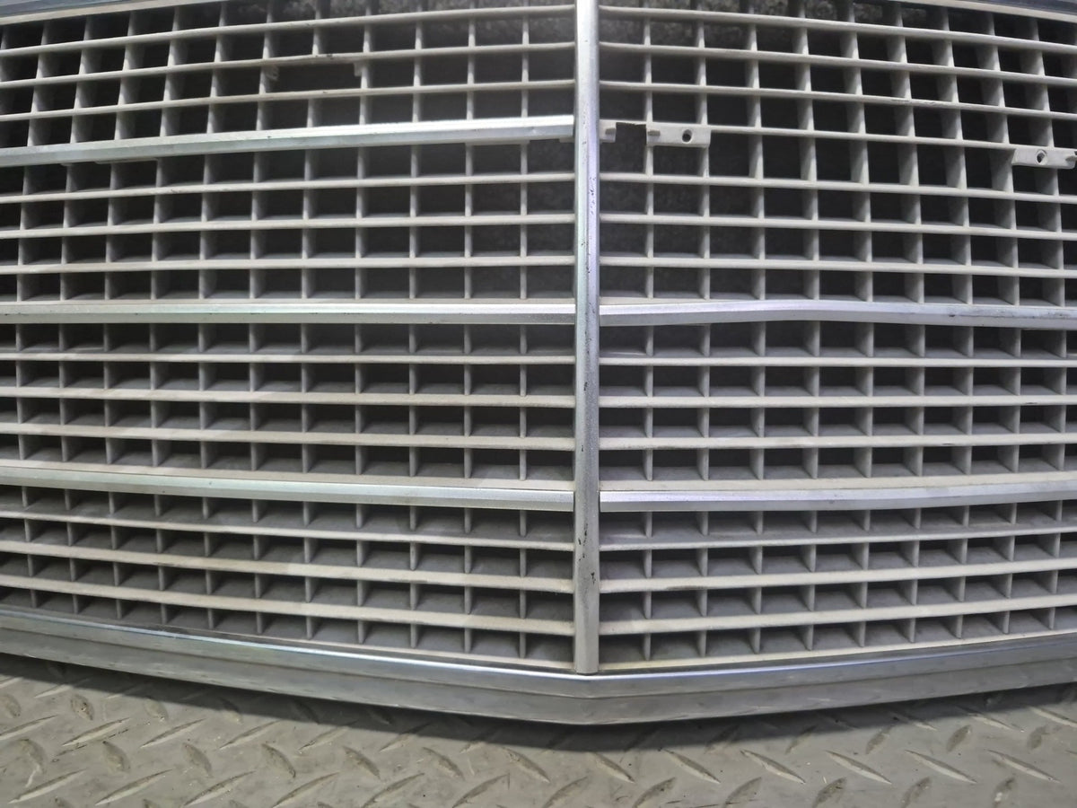 86-91 Mercedes W126 560SEL Front Hood Upper Chrome Grille Damaged