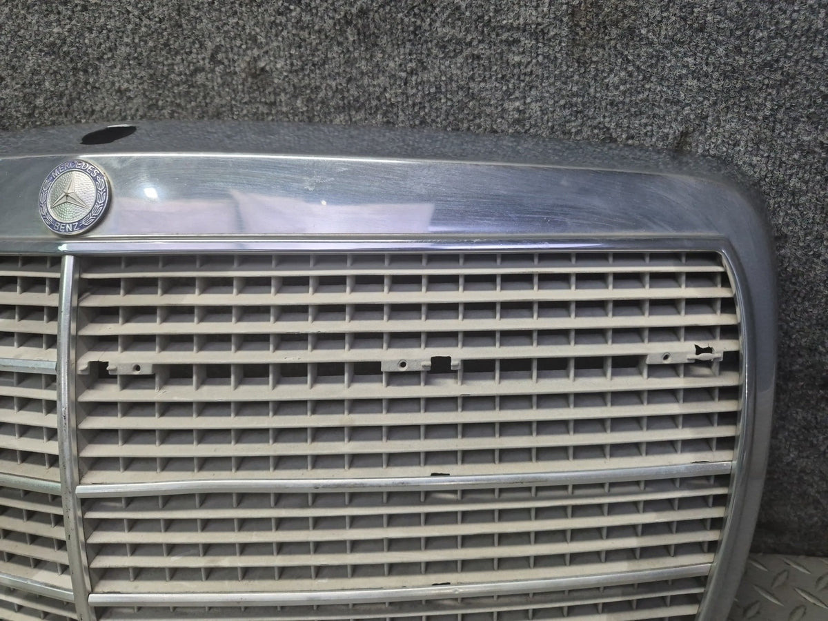 86-91 Mercedes W126 560SEL Front Hood Upper Chrome Grille Damaged