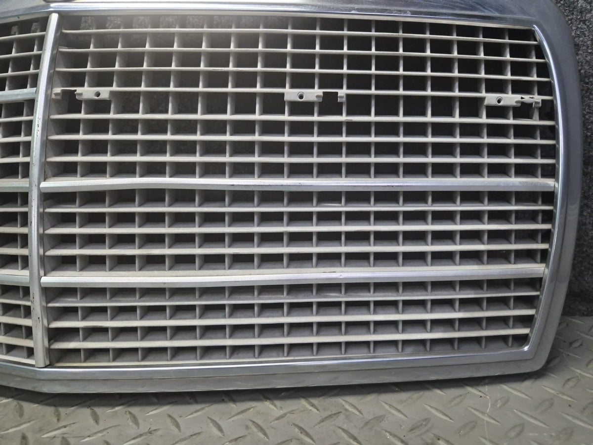 86-91 Mercedes W126 560SEL Front Hood Upper Chrome Grille Damaged