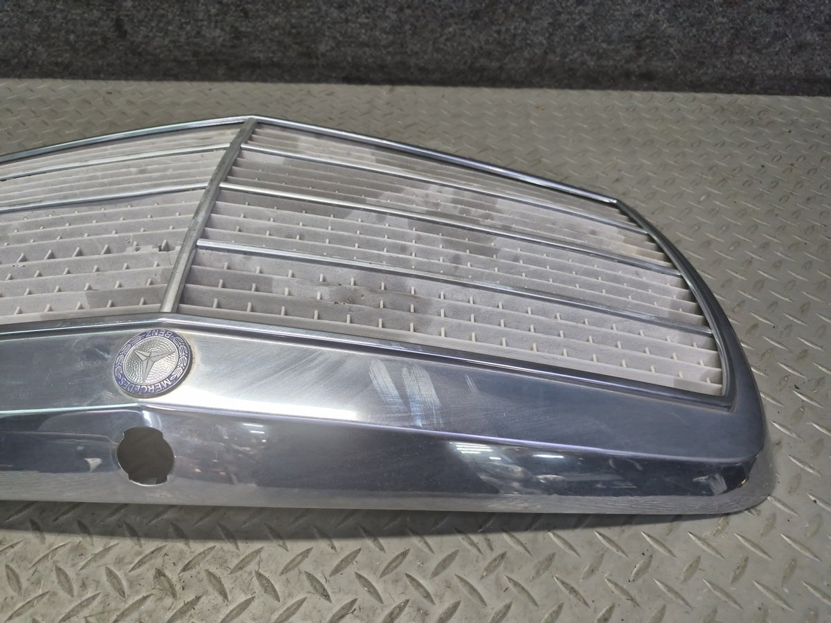 86-91 Mercedes W126 560SEL Front Hood Upper Chrome Grille Damaged