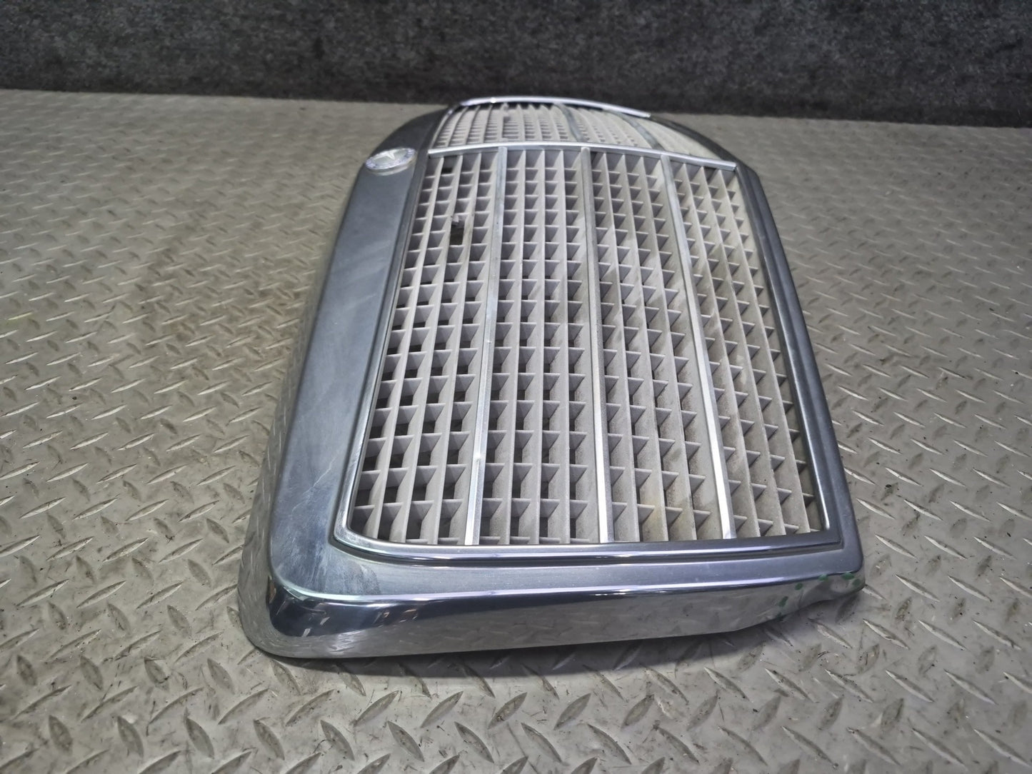 86-91 Mercedes W126 560SEL Front Hood Upper Chrome Grille Damaged