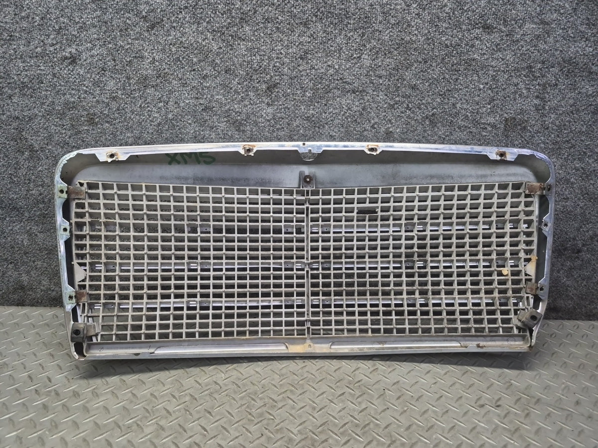 86-91 Mercedes W126 560SEL Front Hood Upper Chrome Grille Damaged