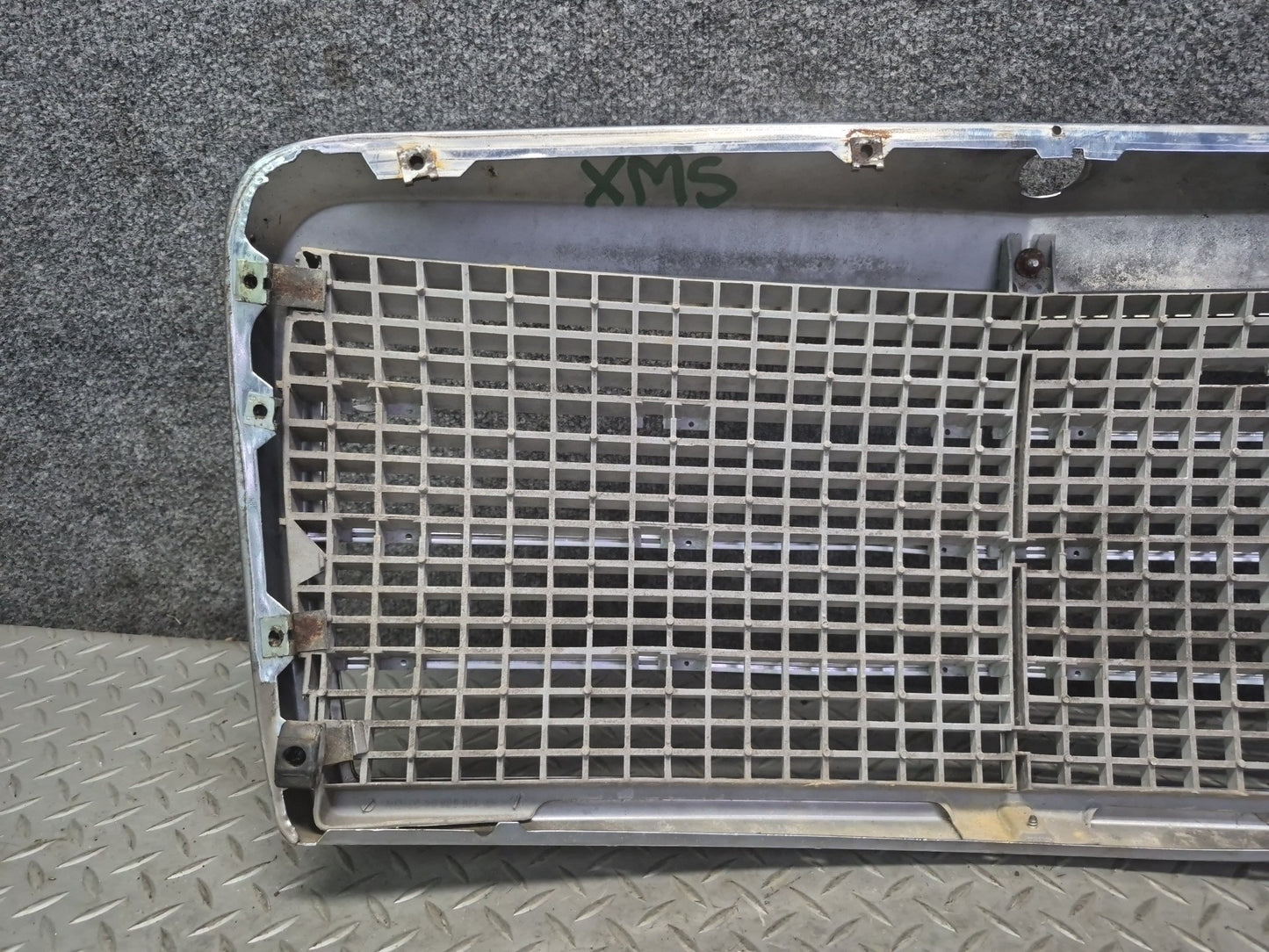 86-91 Mercedes W126 560SEL Front Hood Upper Chrome Grille Damaged