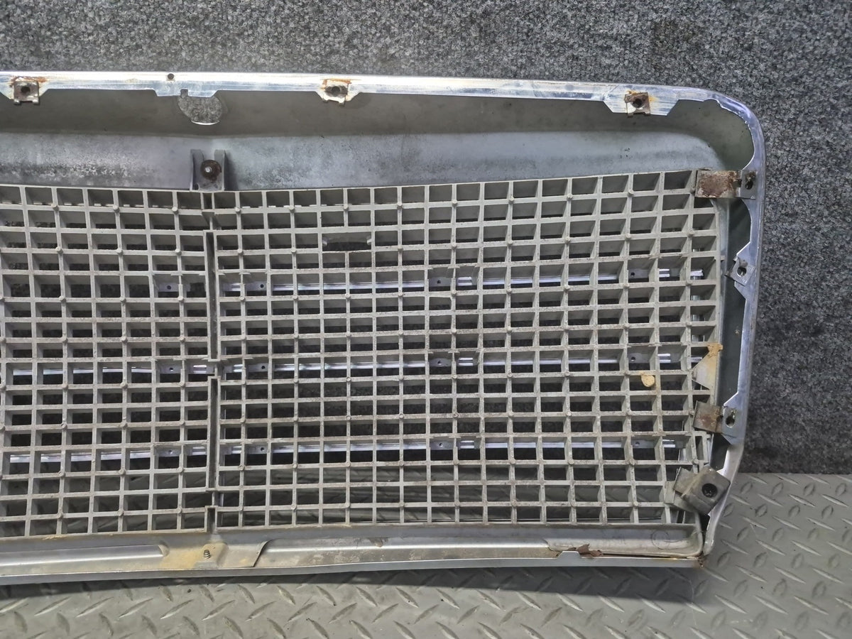 86-91 Mercedes W126 560SEL Front Hood Upper Chrome Grille Damaged