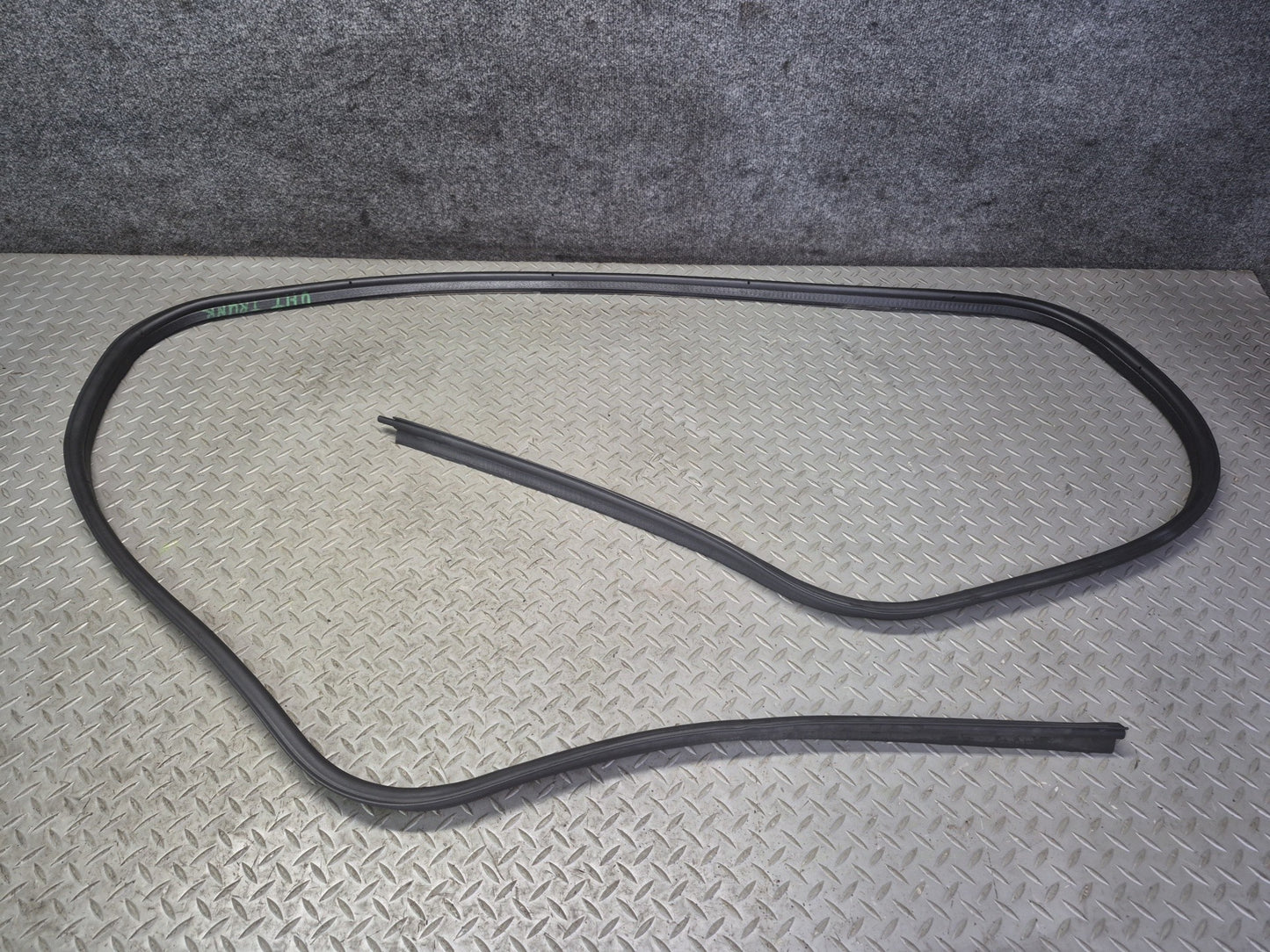 2003-2009 Hummer H2 Rear Trunk Tailgate Lift Gate Weather Strip Rubber Seal