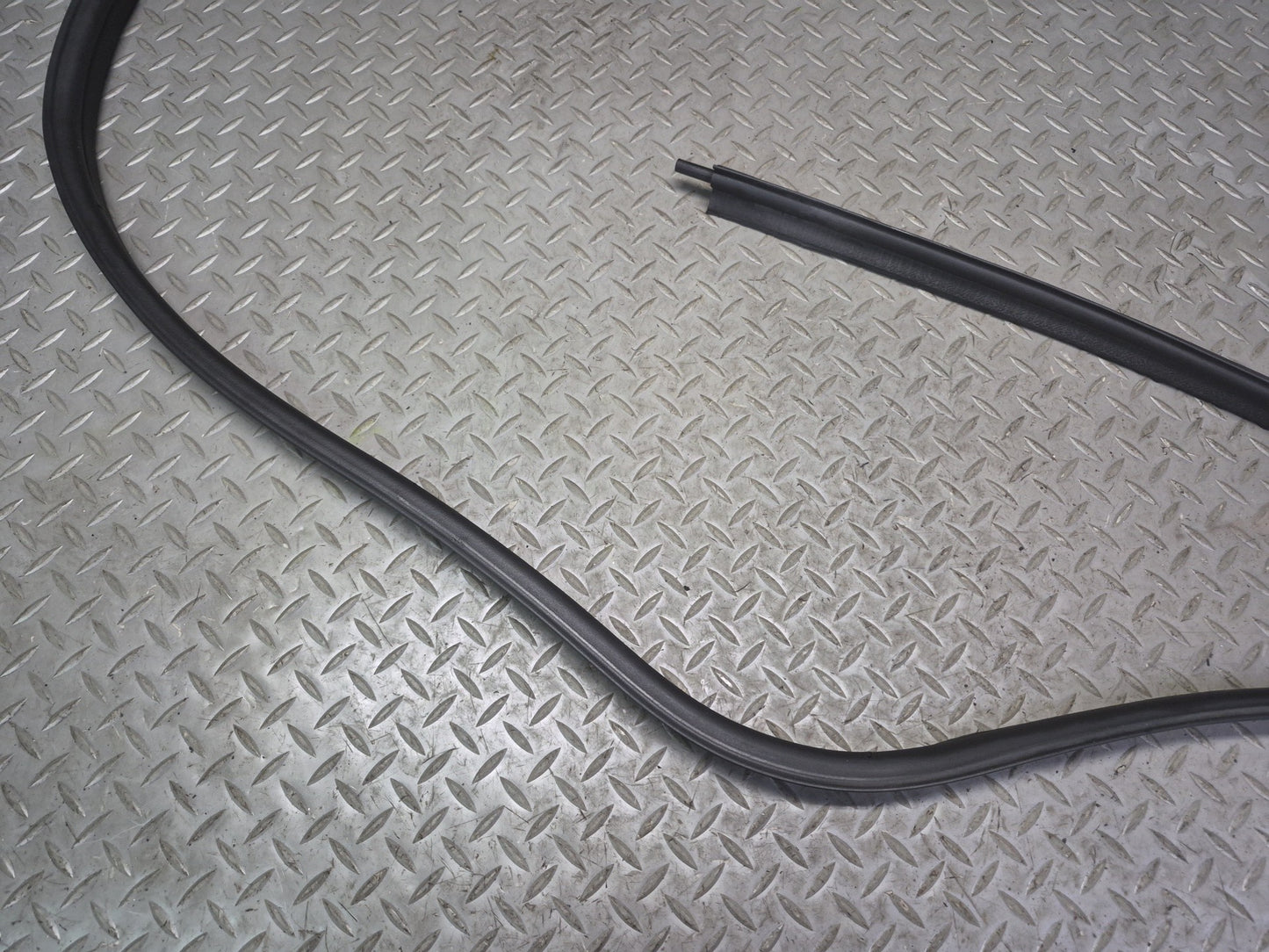 2003-2009 Hummer H2 Rear Trunk Tailgate Lift Gate Weather Strip Rubber Seal