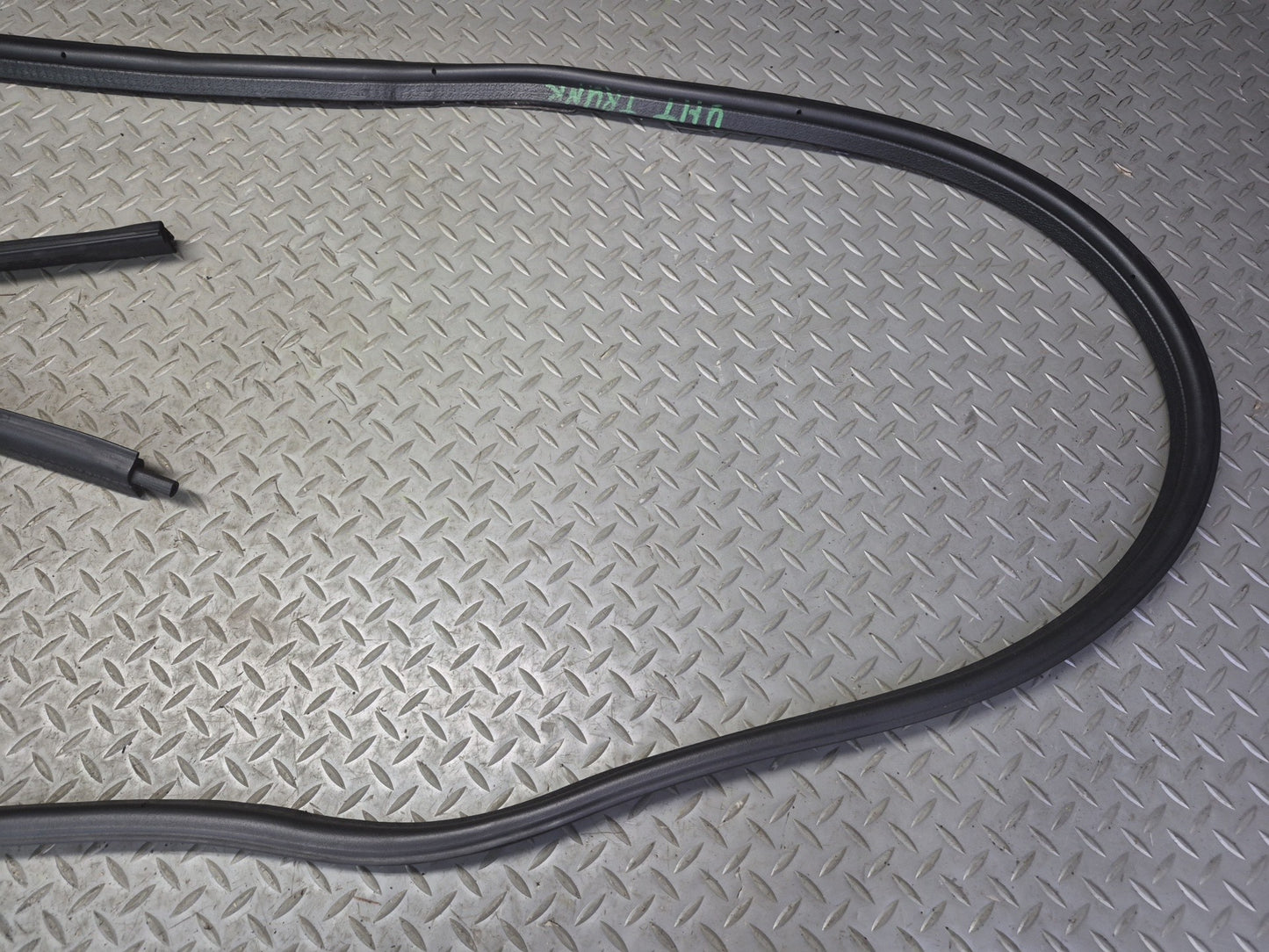 2003-2009 Hummer H2 Rear Trunk Tailgate Lift Gate Weather Strip Rubber Seal