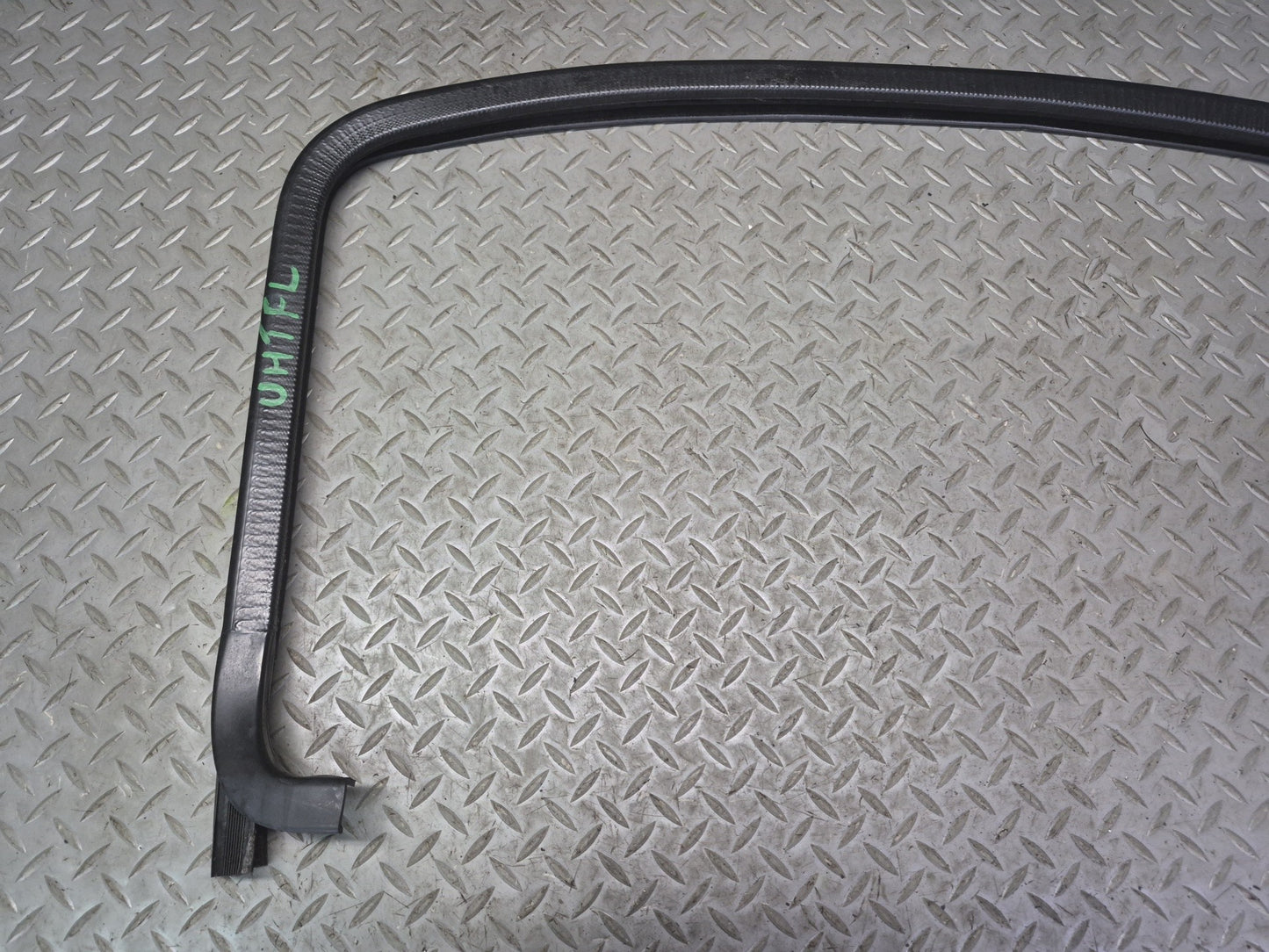 2003-2009 Hummer H2 Front Left Window Outer Inner Weatherstrip Rubber Seal Set