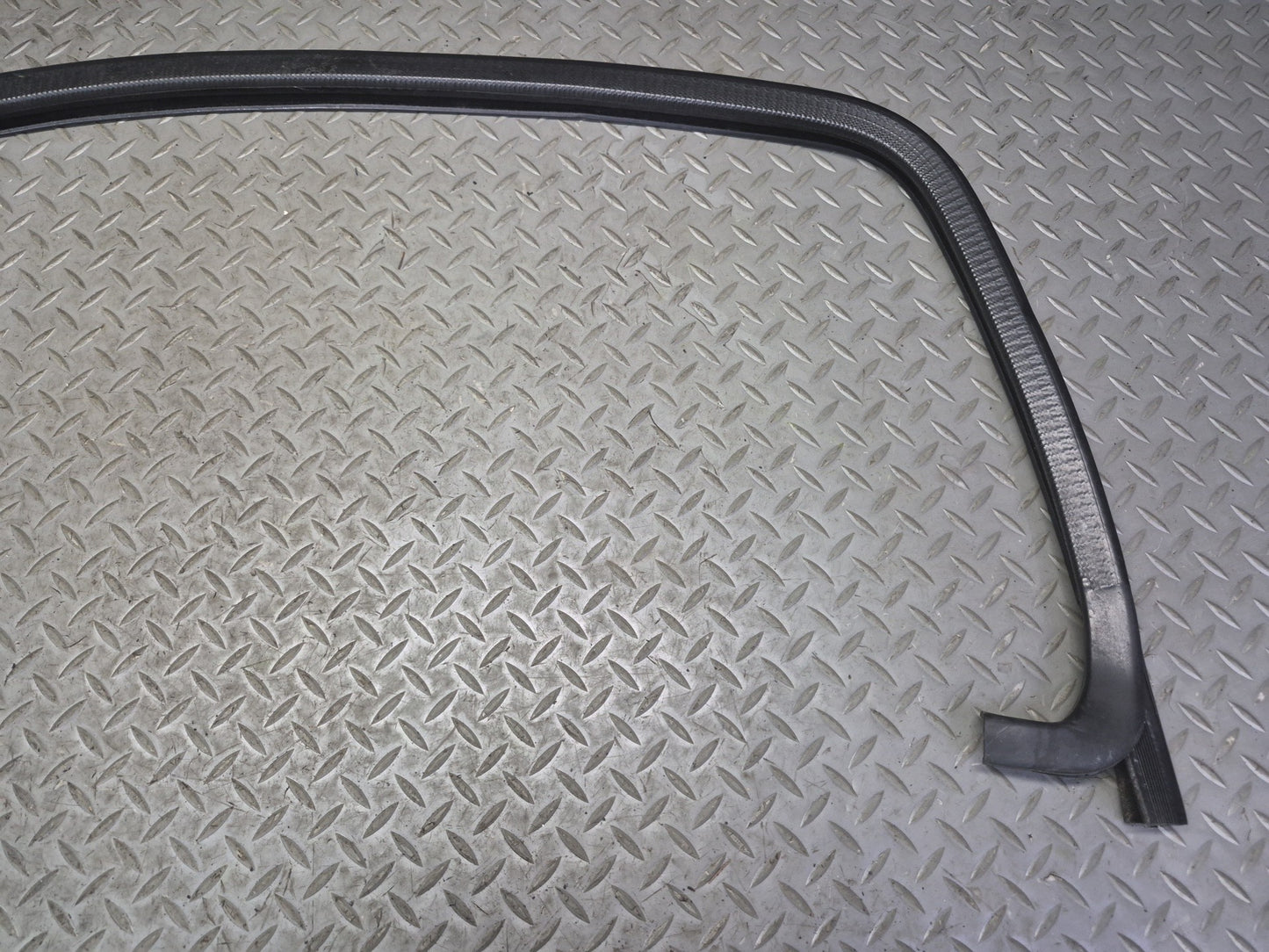 2003-2009 Hummer H2 Front Left Window Outer Inner Weatherstrip Rubber Seal Set