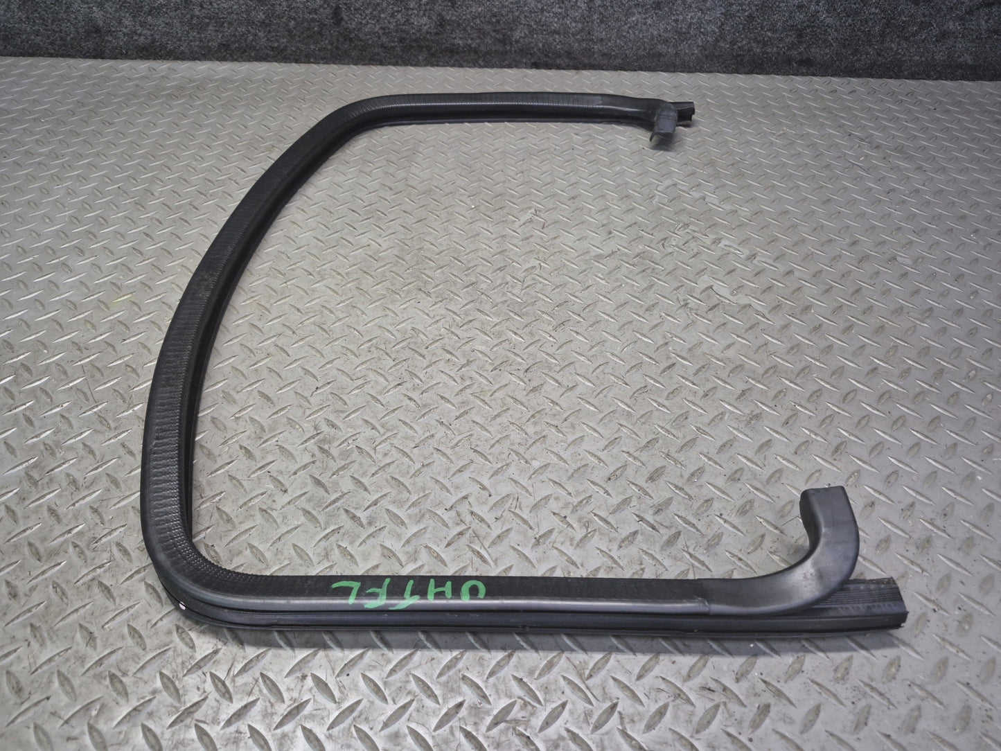 2003-2009 Hummer H2 Front Left Window Outer Inner Weatherstrip Rubber Seal Set