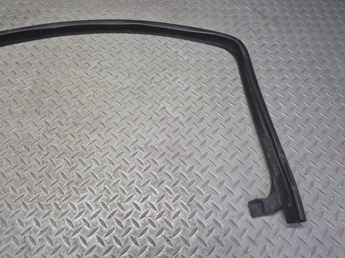 2003-2009 Hummer H2 Front Left Window Outer Inner Weatherstrip Rubber Seal Set