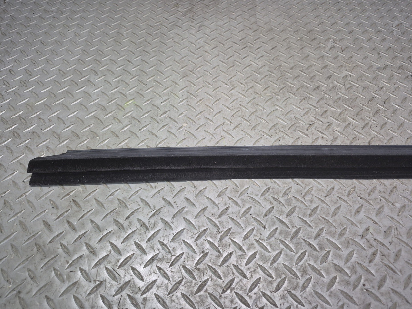2003-2009 Hummer H2 Front Left Window Outer Inner Weatherstrip Rubber Seal Set