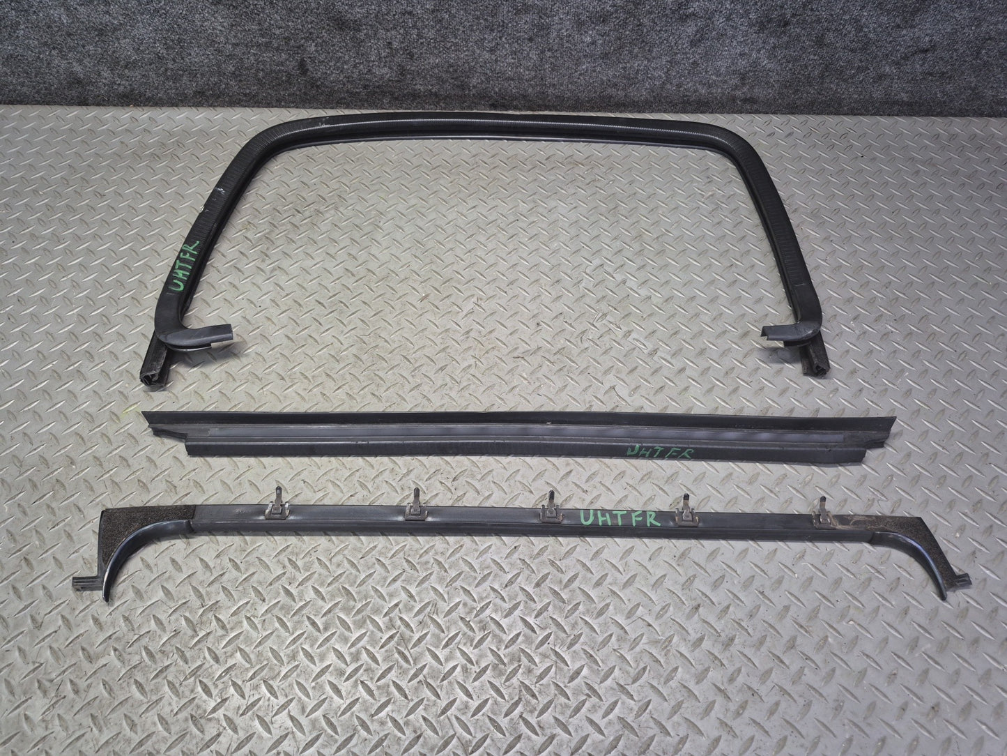 2003-2009 Hummer H2 Front Right Window Outer Inner Weatherstrip Rubber Seal Set