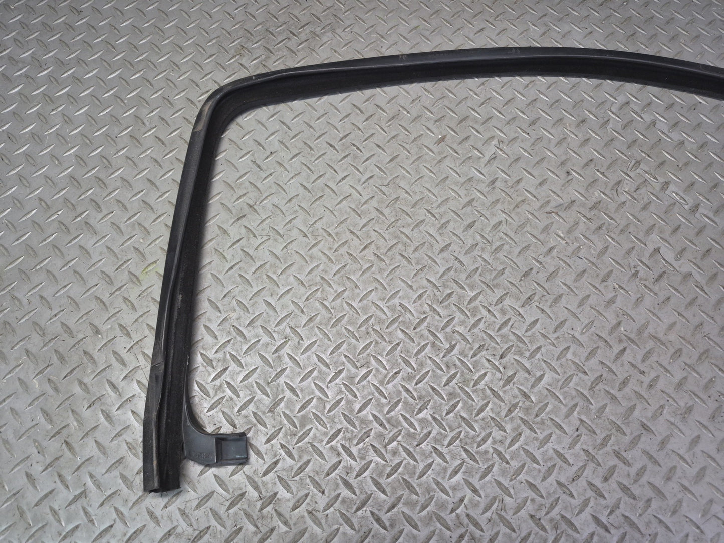 2003-2009 Hummer H2 Front Right Window Outer Inner Weatherstrip Rubber Seal Set