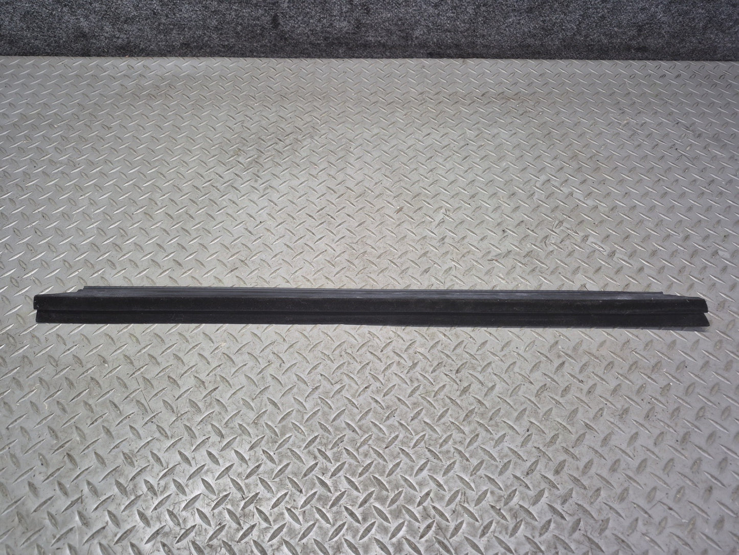 2003-2009 Hummer H2 Front Right Window Outer Inner Weatherstrip Rubber Seal Set