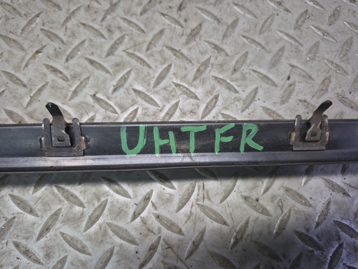 2003-2009 Hummer H2 Front Right Window Outer Inner Weatherstrip Rubber Seal Set