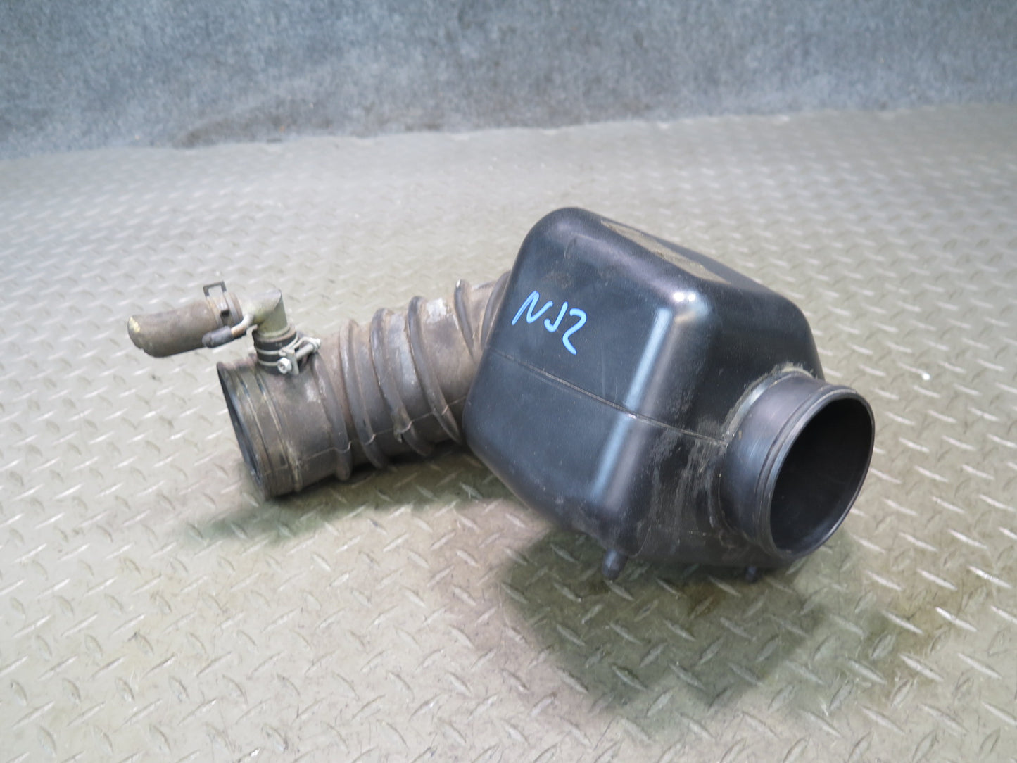 85-89 Nissan Z31 300ZX NA Air Intake Filter Resonator Box w Hose 16580-01P00 OEM
