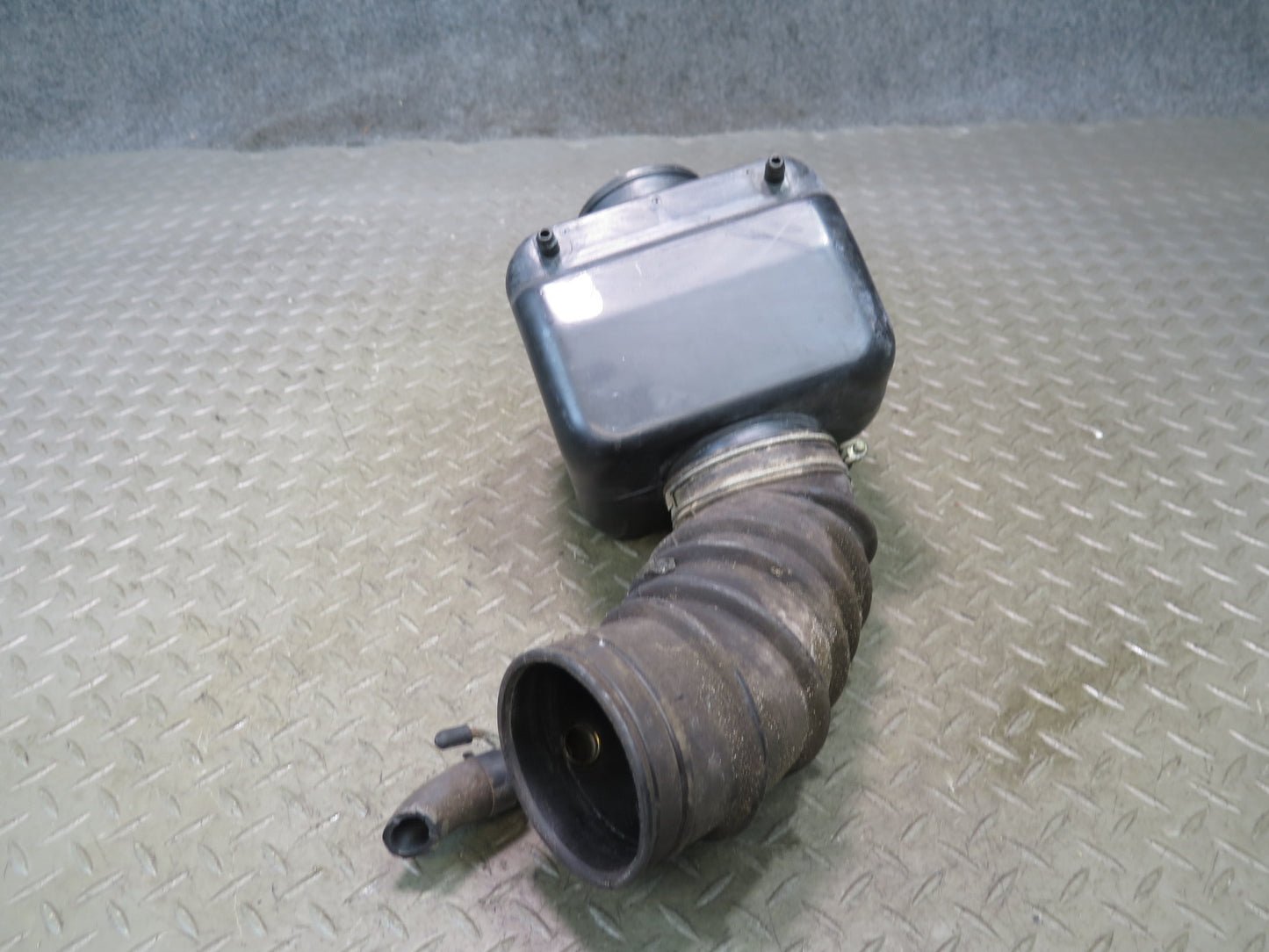 85-89 Nissan Z31 300ZX NA Air Intake Filter Resonator Box w Hose 16580-01P00 OEM