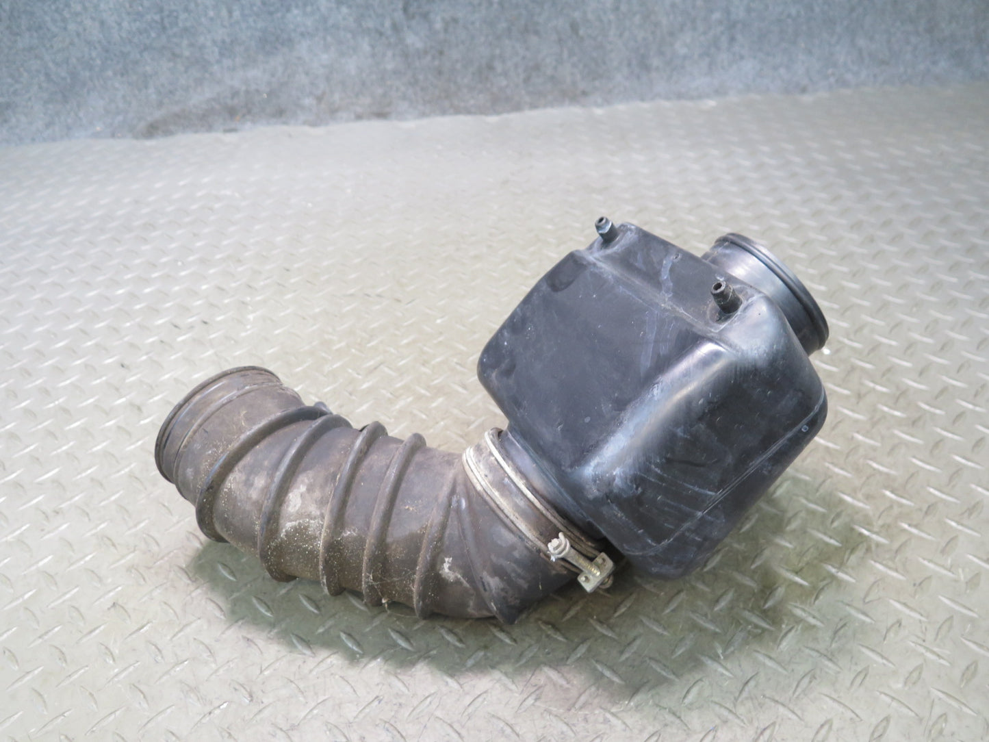 85-89 Nissan Z31 300ZX NA Air Intake Filter Resonator Box w Hose 16580-01P00 OEM