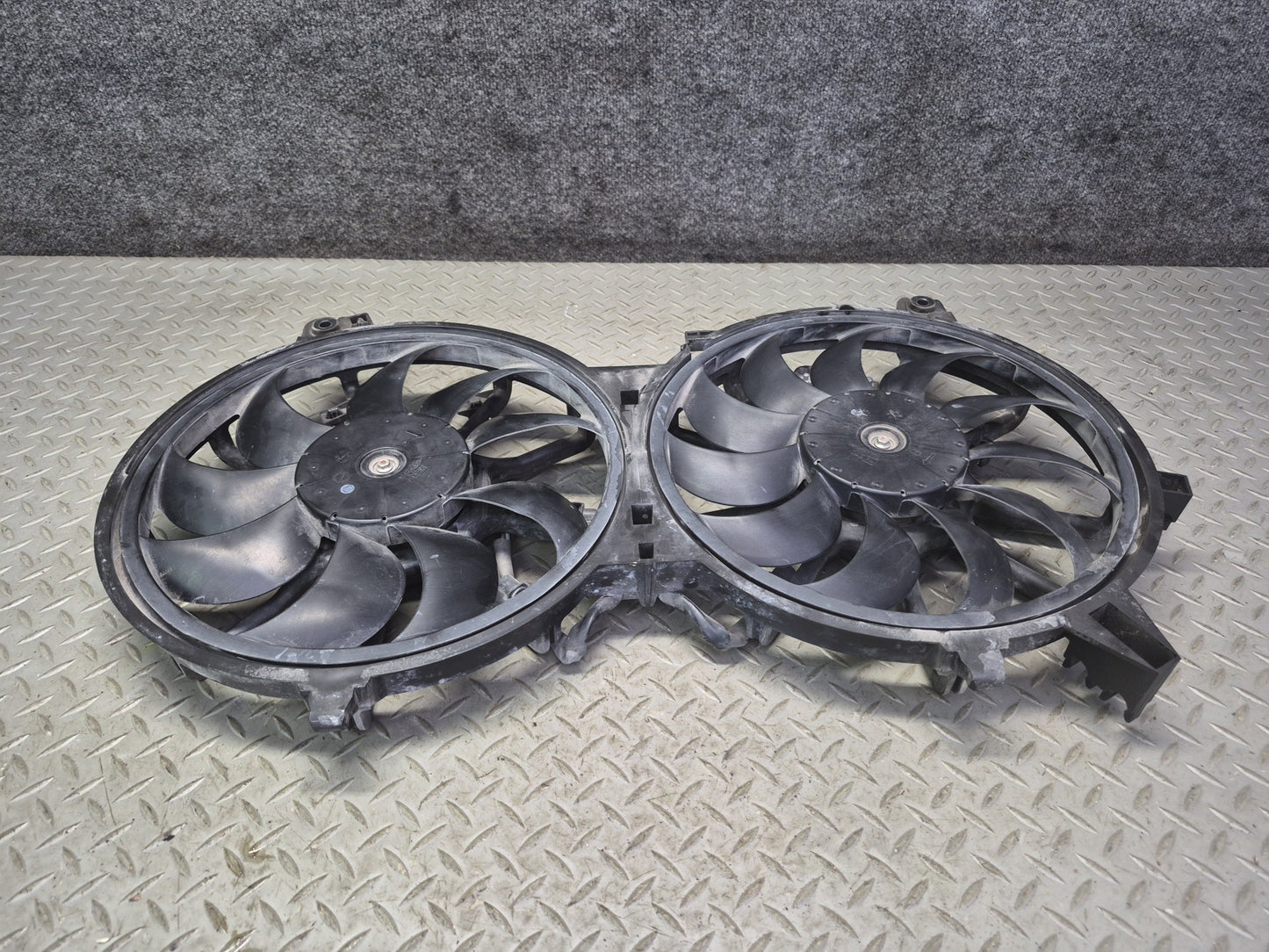 09-20 Nissan Z34 370Z A/T Engine Cooling Dual Fan Motor Shroud OEM
