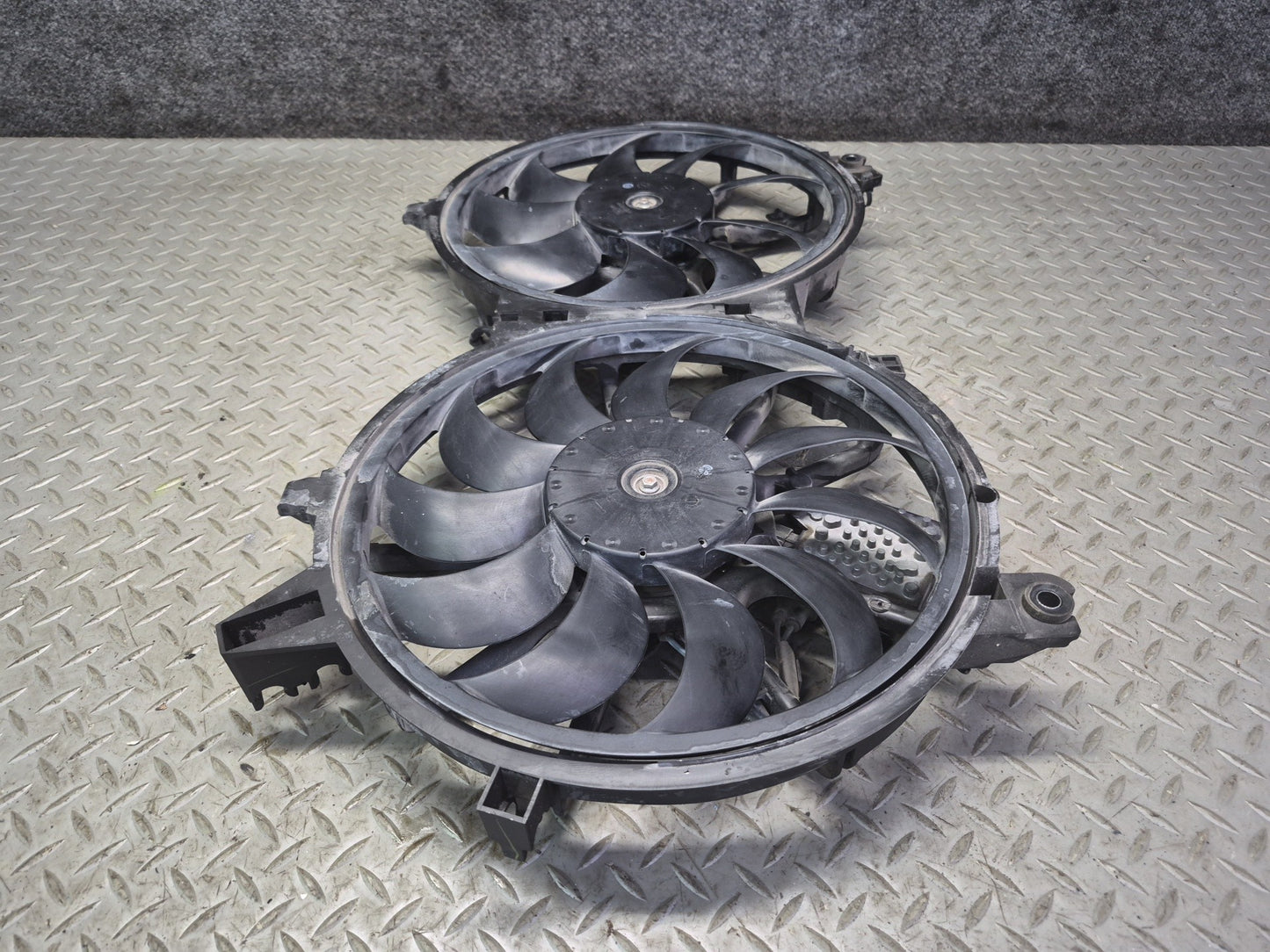 09-20 Nissan Z34 370Z A/T Engine Cooling Dual Fan Motor Shroud OEM
