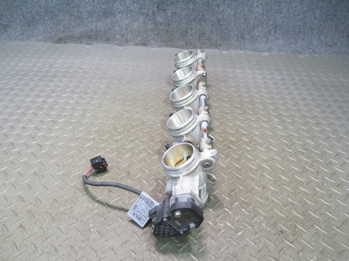 2006-2010 BMW E64 E63 M6 S85 Engine Throttle Body Assembly Set