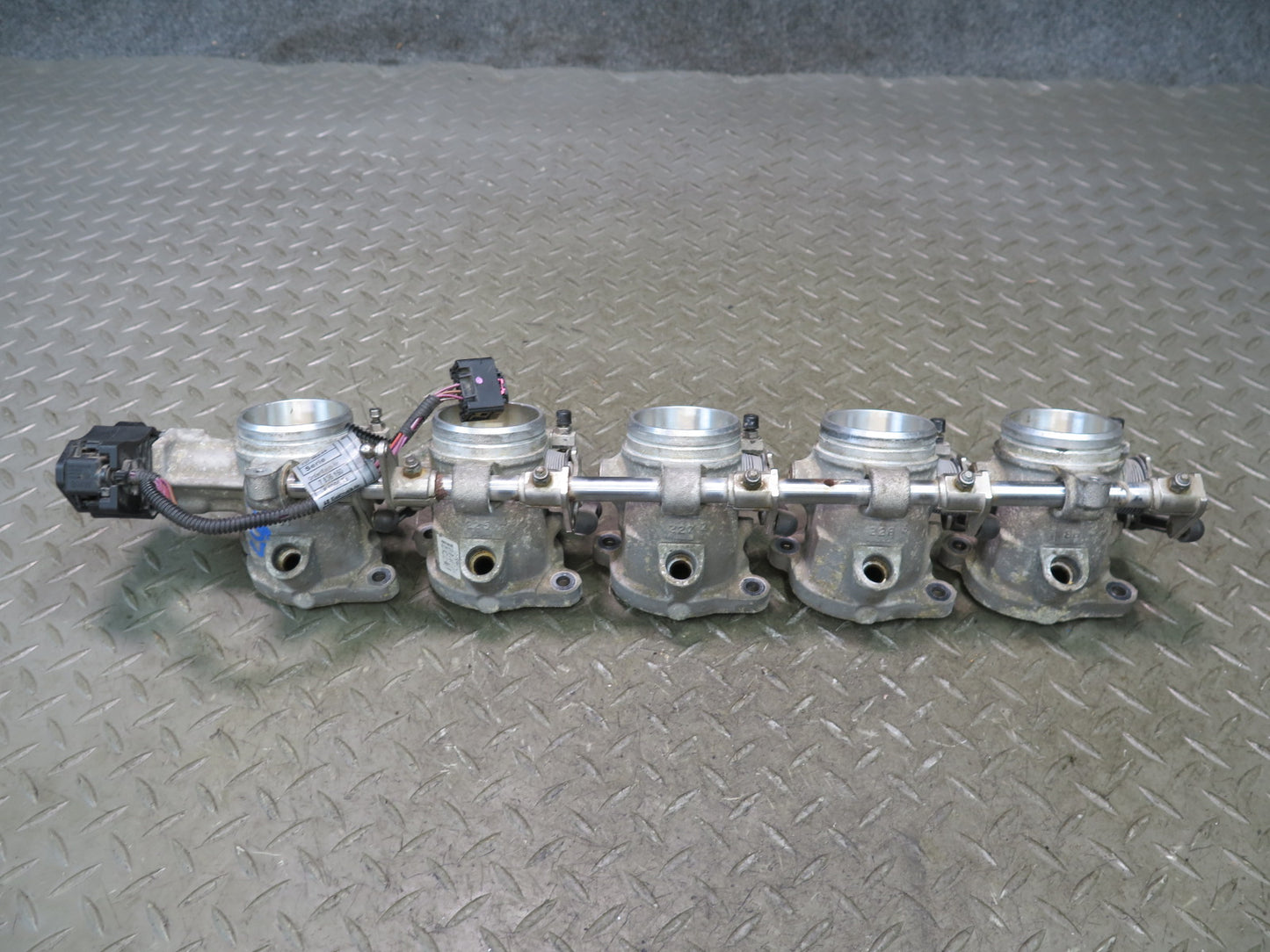 2006-2010 BMW E64 E63 M6 S85 Engine Throttle Body Assembly Set