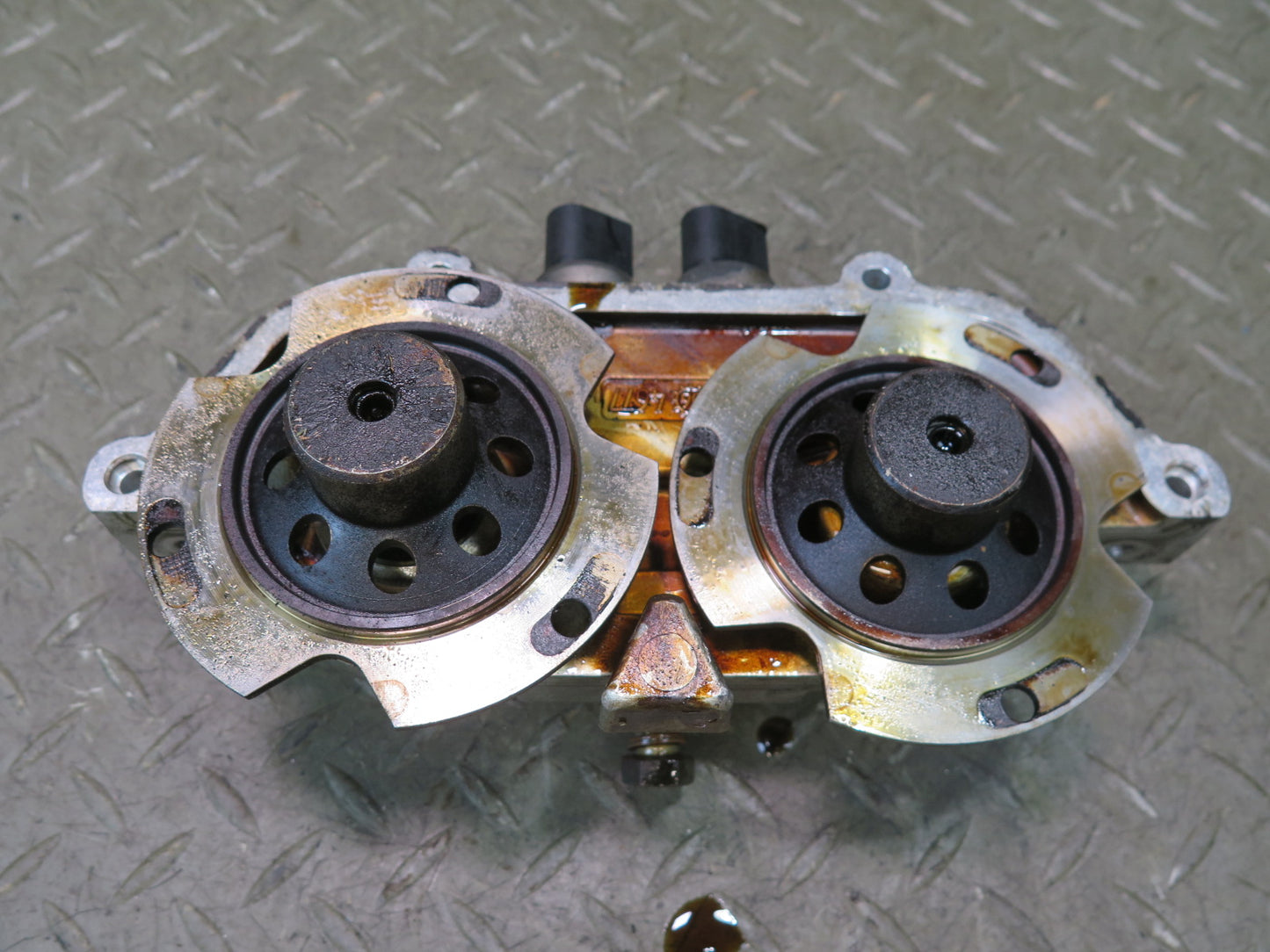 2006-2010 BMW E64 E63 M6 S85 Right Vanos Variable Valve Timing Unit W/ Solenoids