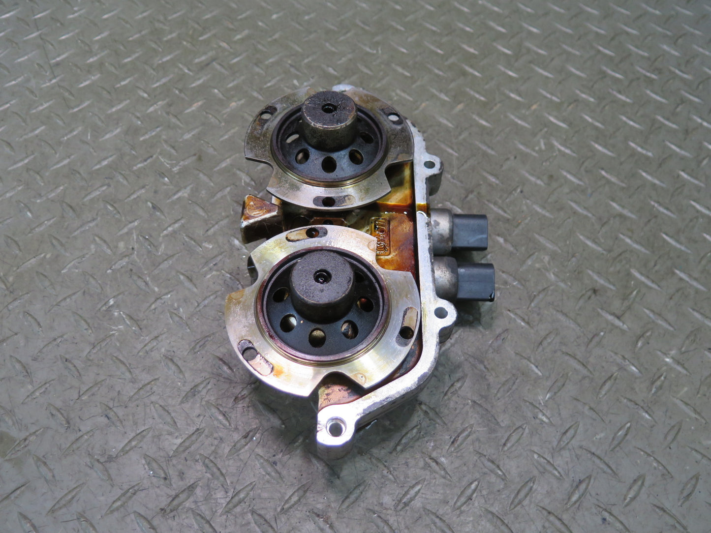 2006-2010 BMW E64 E63 M6 S85 Right Vanos Variable Valve Timing Unit W/ Solenoids