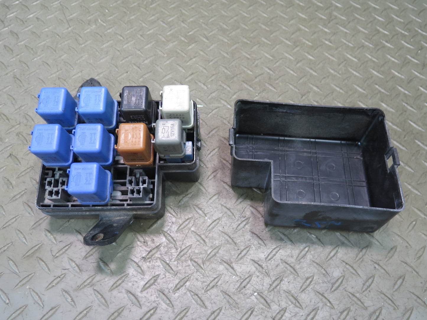 84-89 Nissan Z31 300ZX Engine Bay Small Fuse Relay Box Module OEM