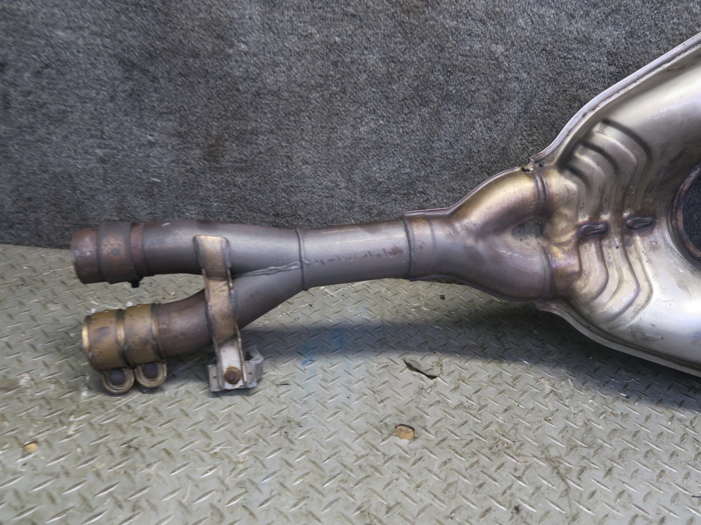 97-98 BMW E39 540i 4.4L M62 Sedan Center Exhaust Muffler Boysen 1432971 OEM