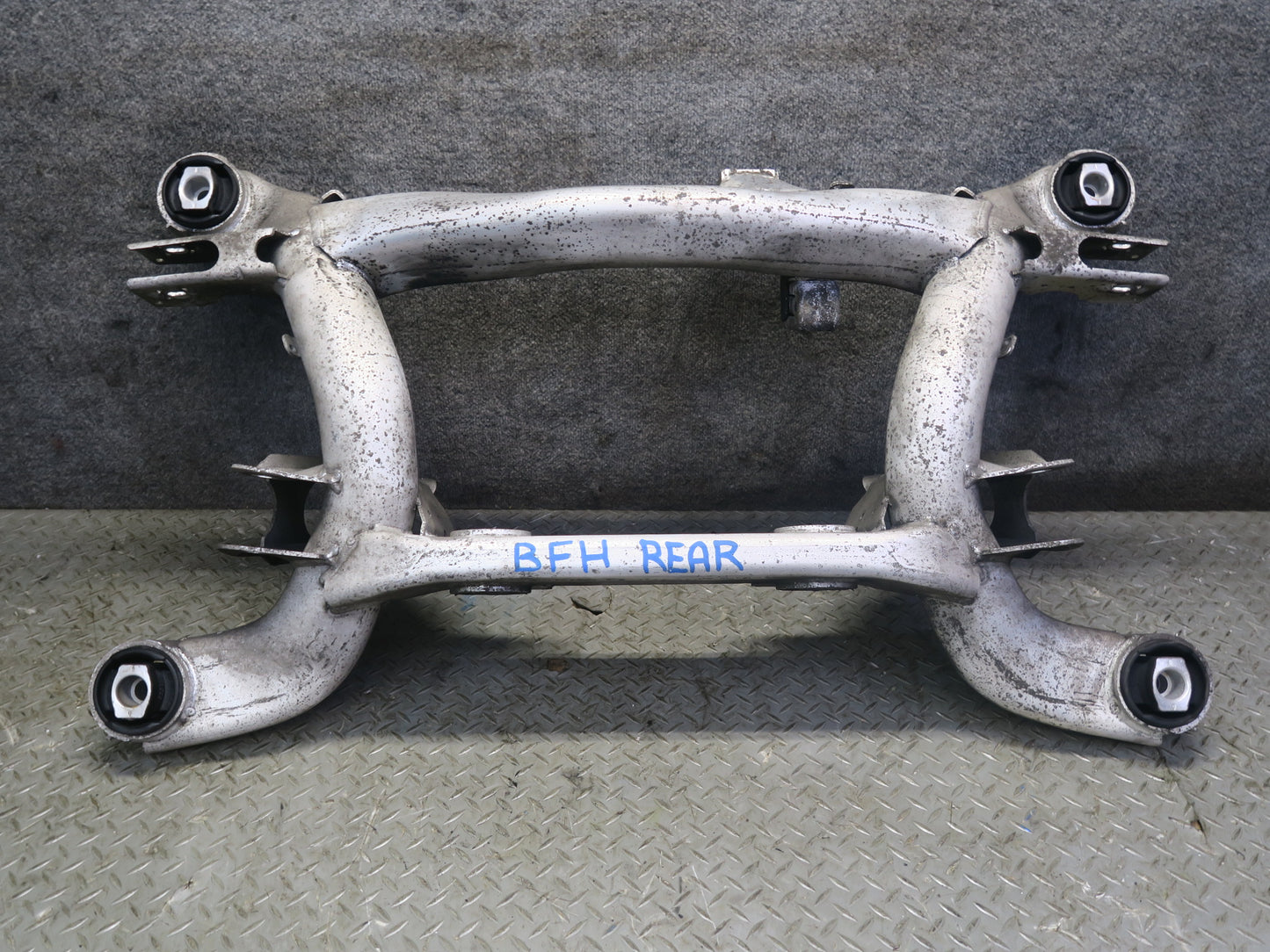 97-99 BMW E39 540i RWD Sedan Rear Crossmember Sub Frame Carrier OEM
