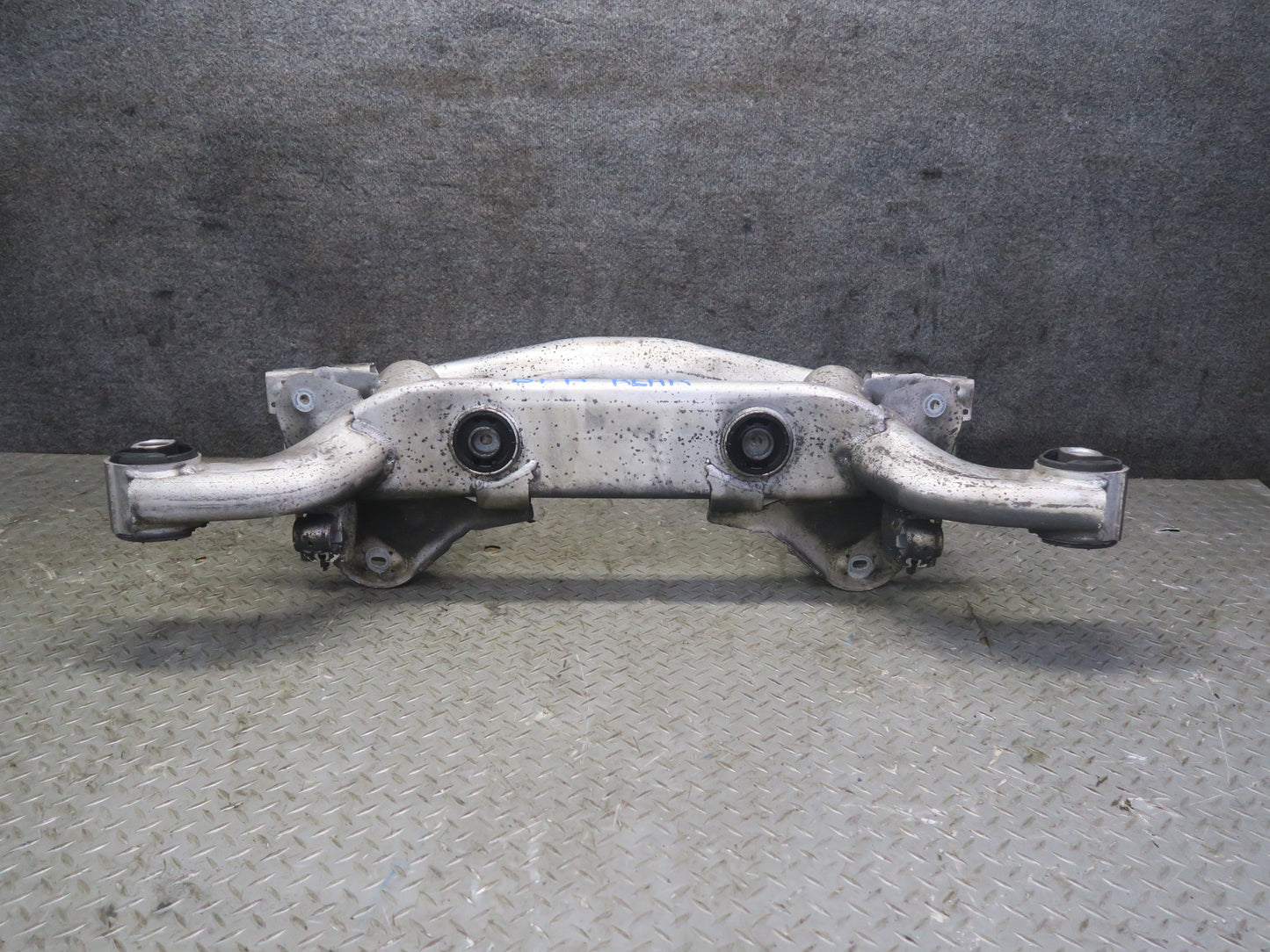 97-99 BMW E39 540i RWD Sedan Rear Crossmember Sub Frame Carrier OEM