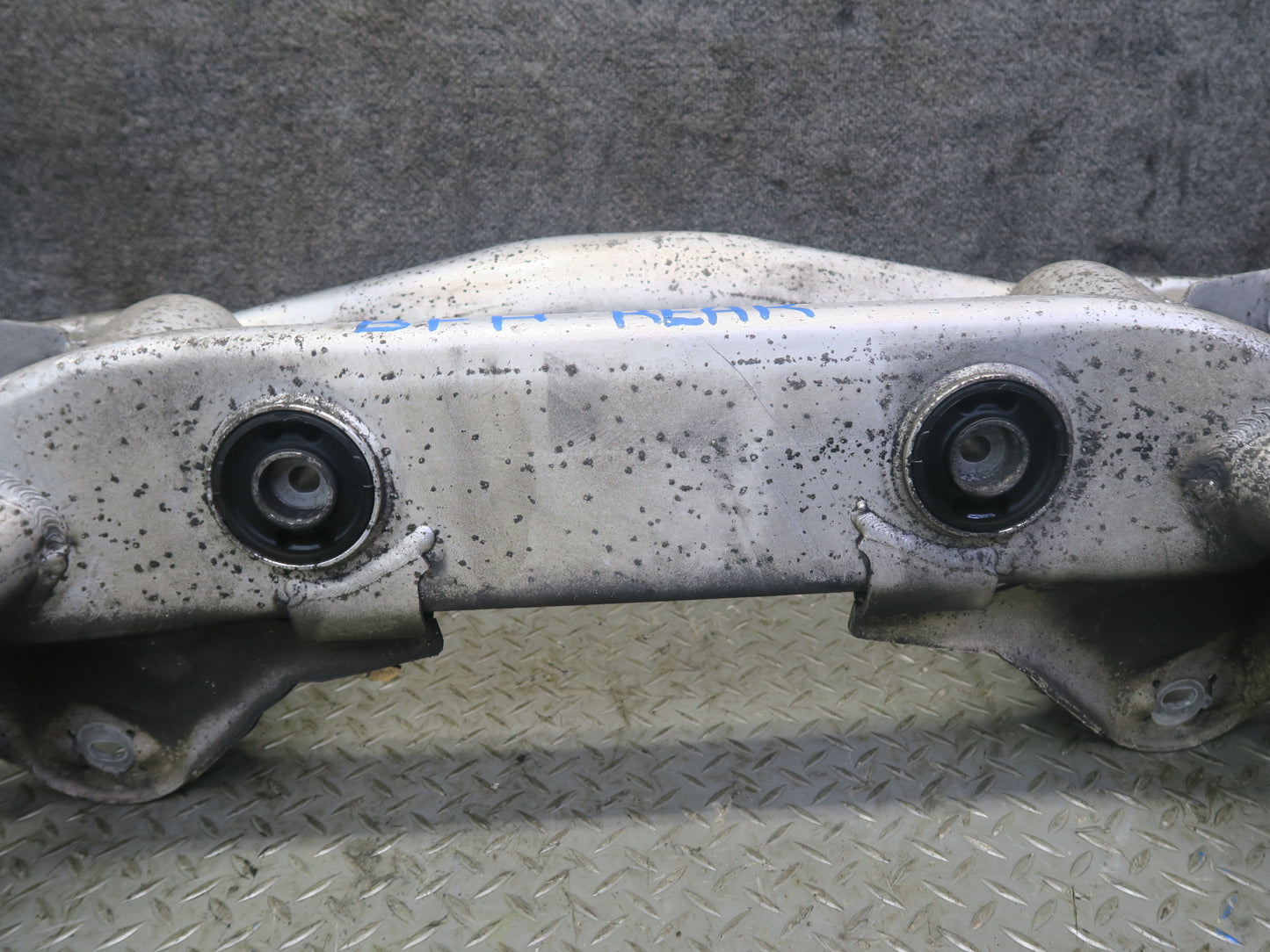 97-99 BMW E39 540i RWD Sedan Rear Crossmember Sub Frame Carrier OEM