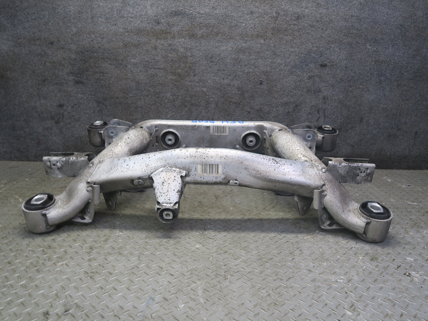 97-99 BMW E39 540i RWD Sedan Rear Crossmember Sub Frame Carrier OEM