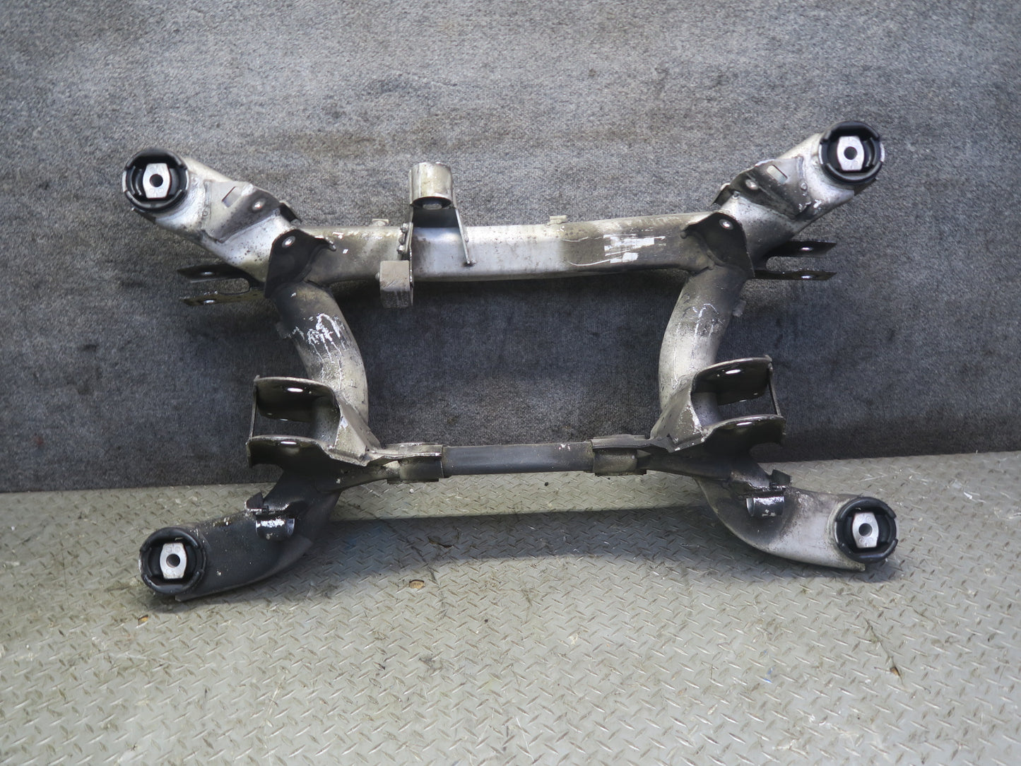 97-99 BMW E39 540i RWD Sedan Rear Crossmember Sub Frame Carrier OEM
