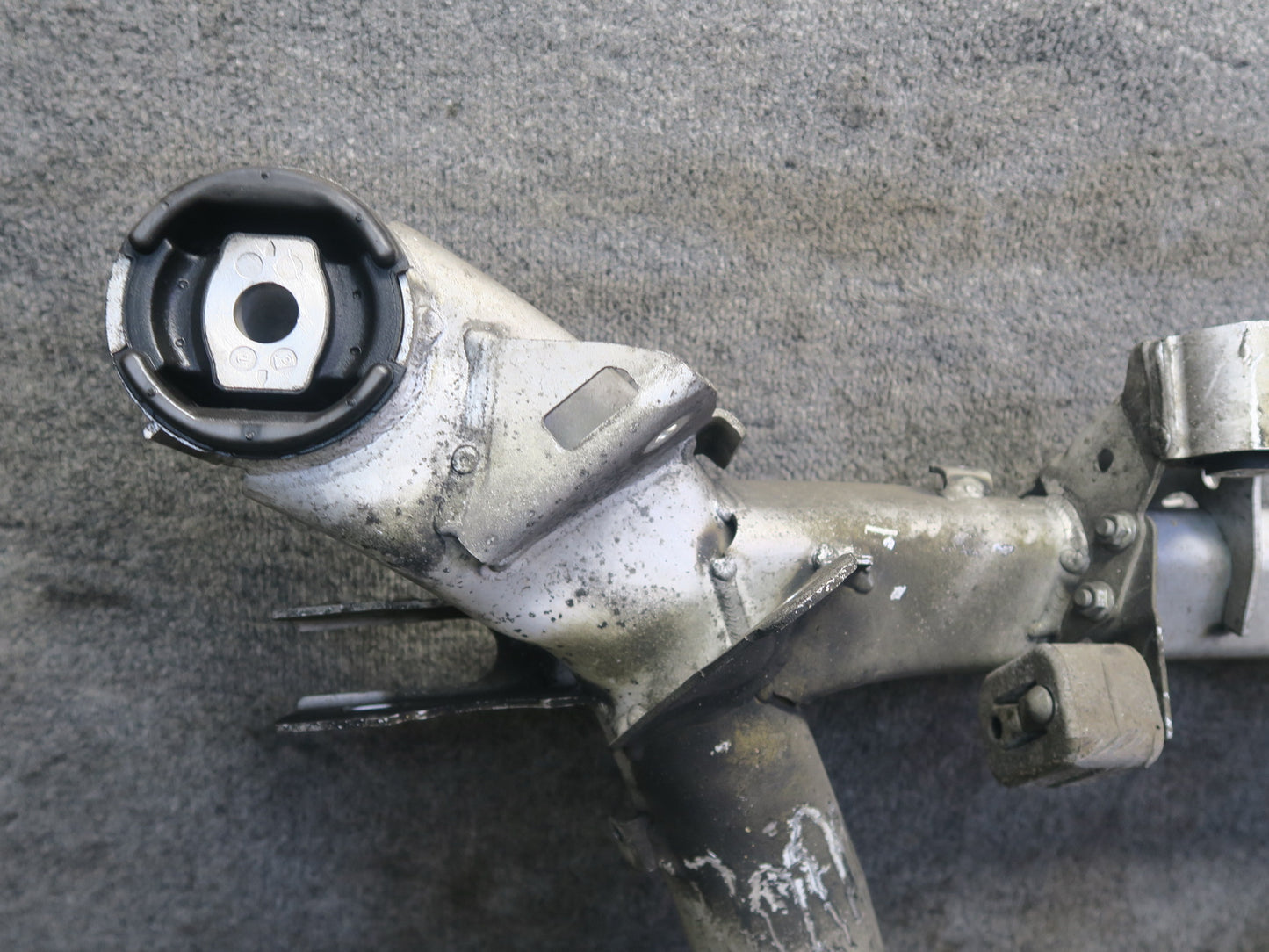 97-99 BMW E39 540i RWD Sedan Rear Crossmember Sub Frame Carrier OEM