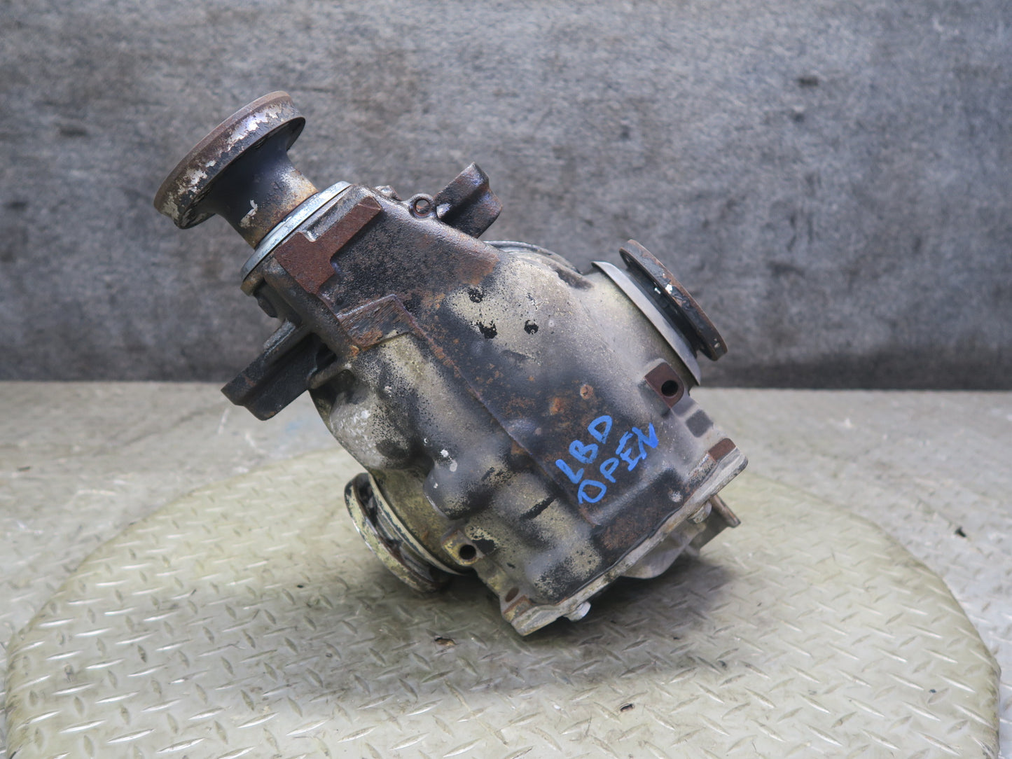 01-06 BMW E46 330i 330Ci A/T Rear Differential Carrier 3.38 Ratio 7505393 OEM