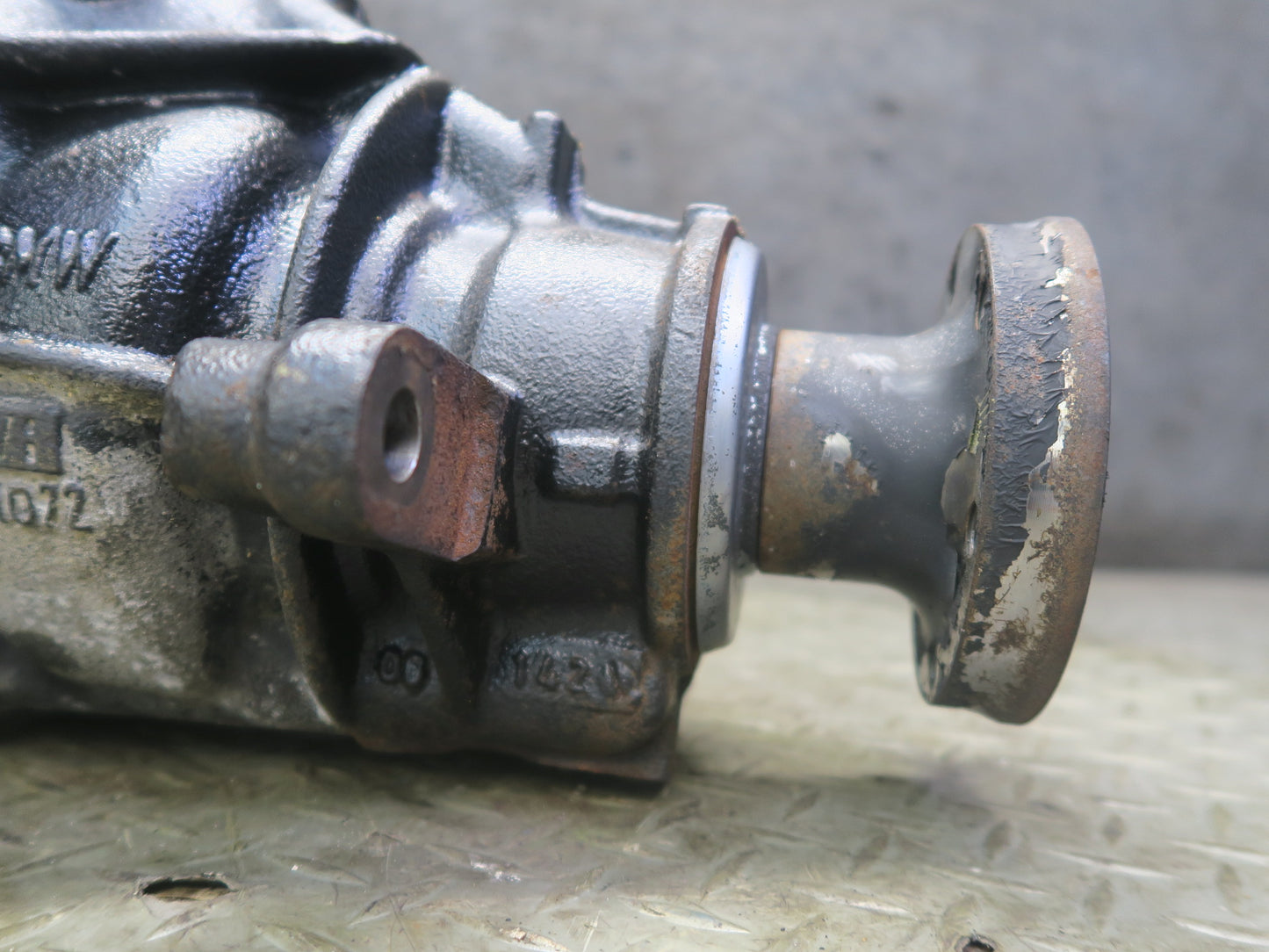 01-06 BMW E46 330i 330Ci A/T Rear Differential Carrier 3.38 Ratio 7505393 OEM