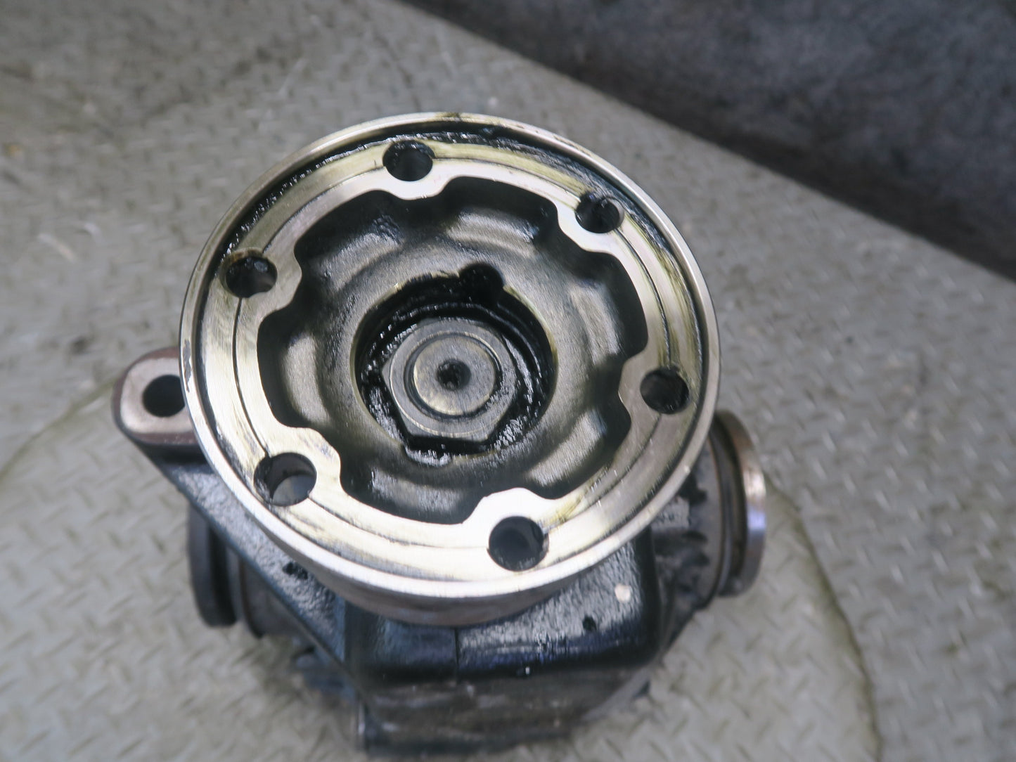 97-03 BMW E39 540i M62 M/T Rear Differential Carrier 2.81 Ratio 1428520 OEM