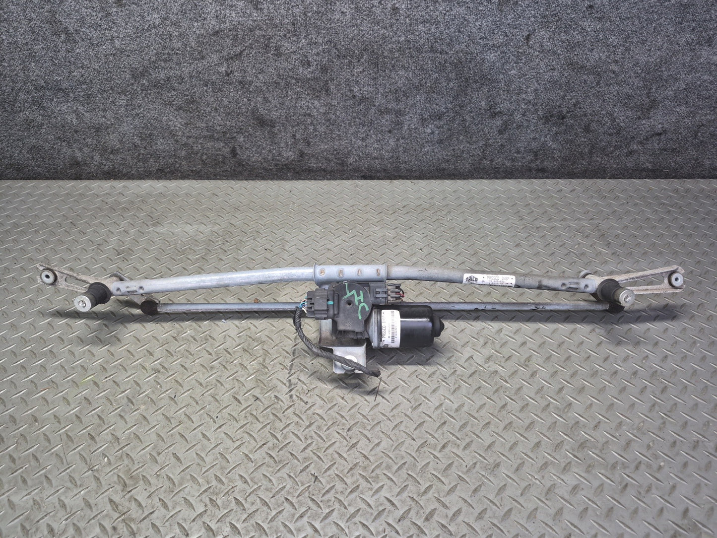 2003-2007 Hummer H2 Front Windshield Wiper Transmission Linkage W/ Motor