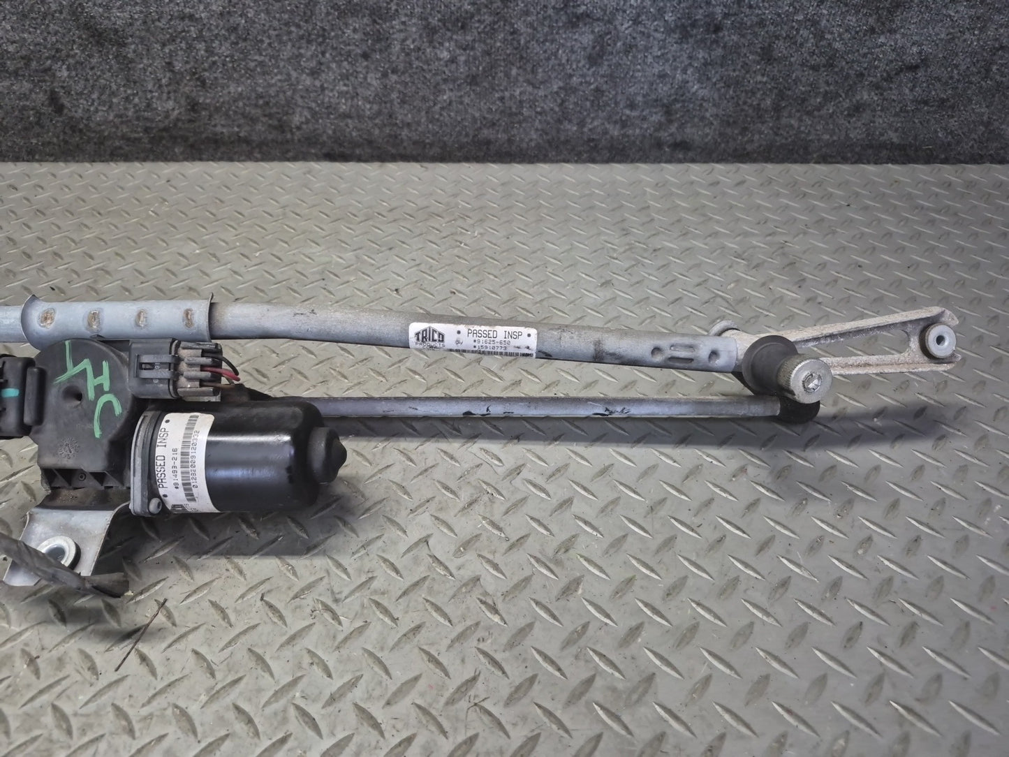 2003-2007 Hummer H2 Front Windshield Wiper Transmission Linkage W/ Motor