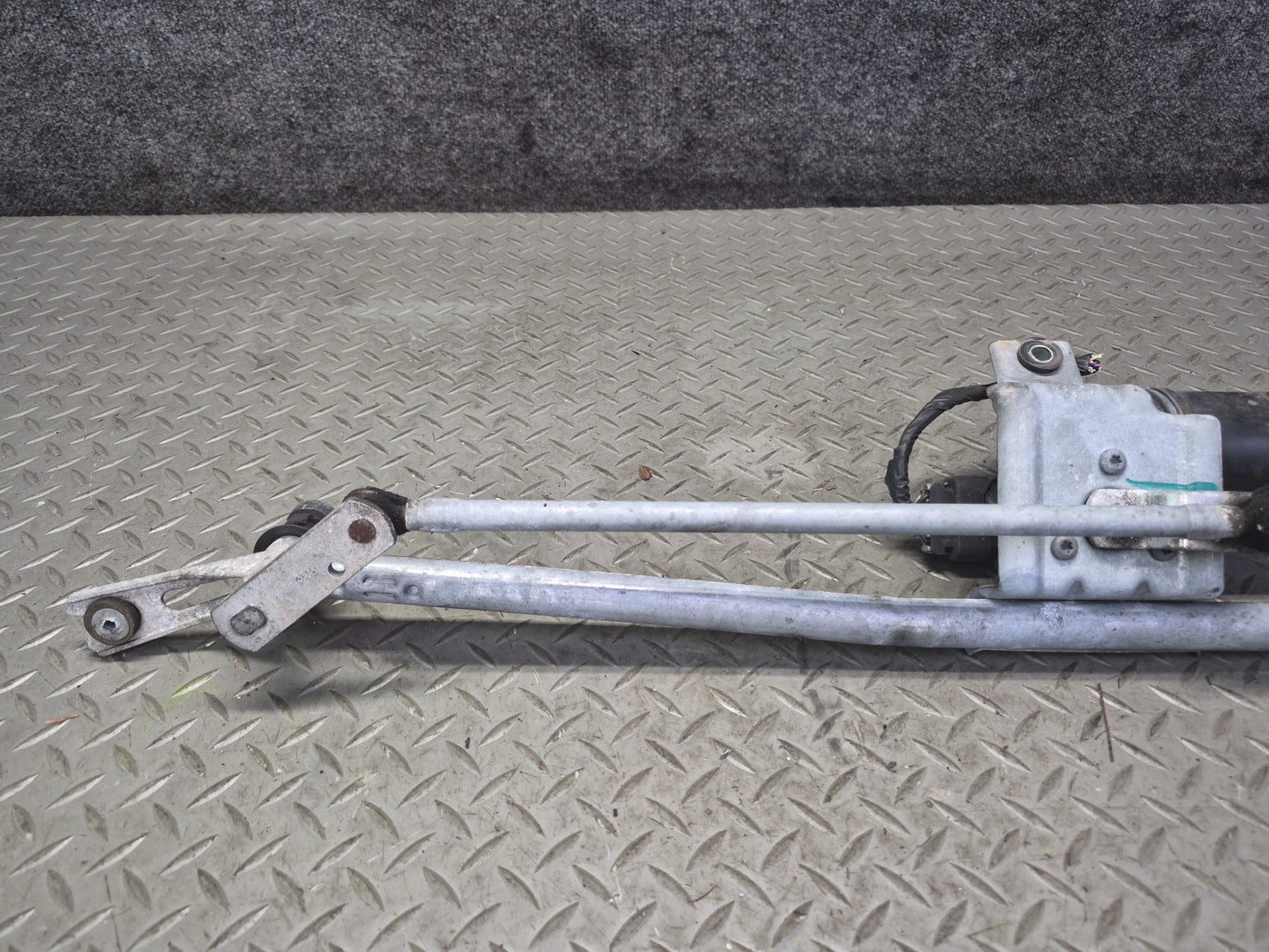 2003-2007 Hummer H2 Front Windshield Wiper Transmission Linkage W/ Motor