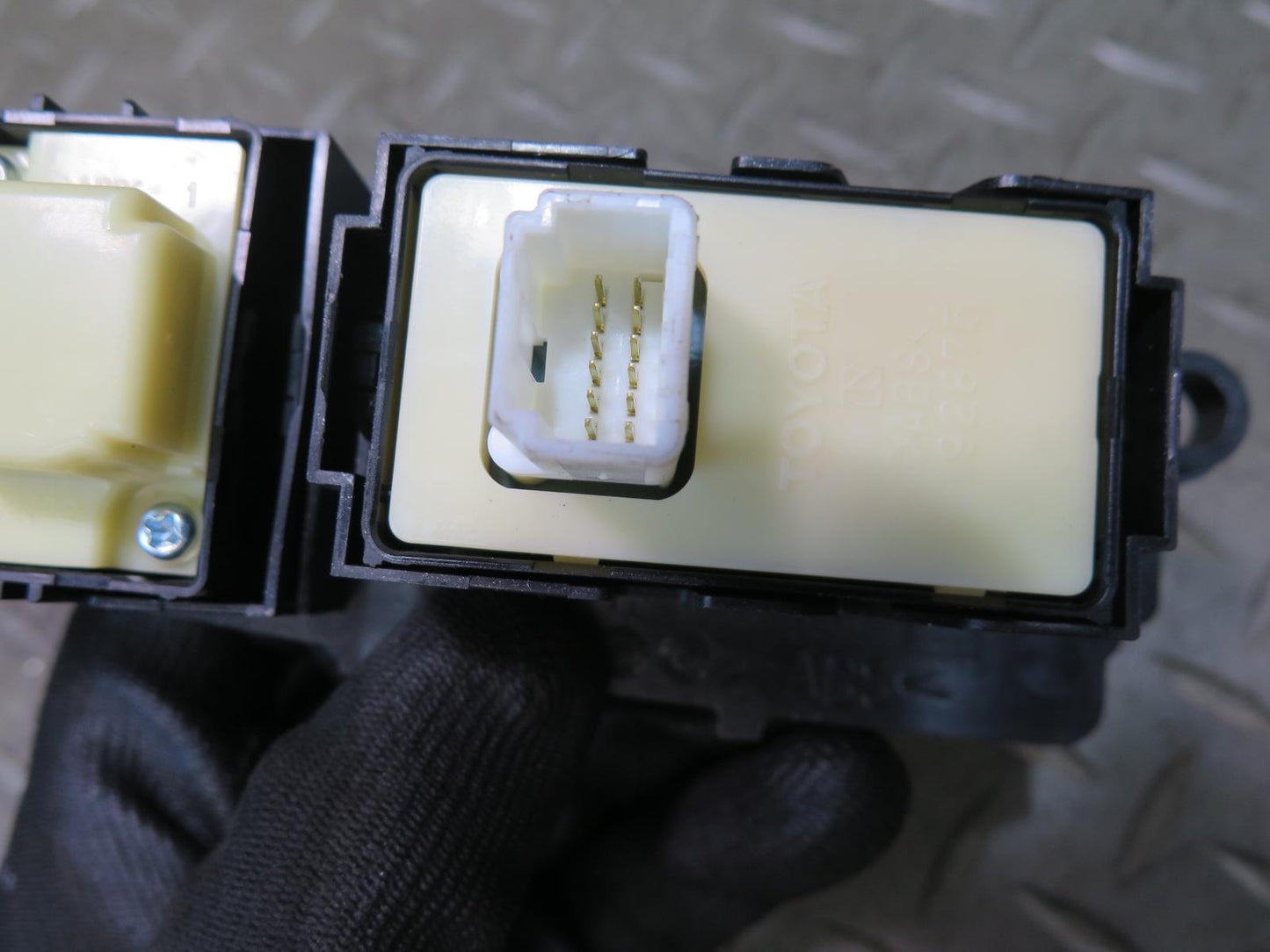 08-12 Lexus UVF46L LS600h Front Right Door Power Winow Switch 74233-50050 OEM